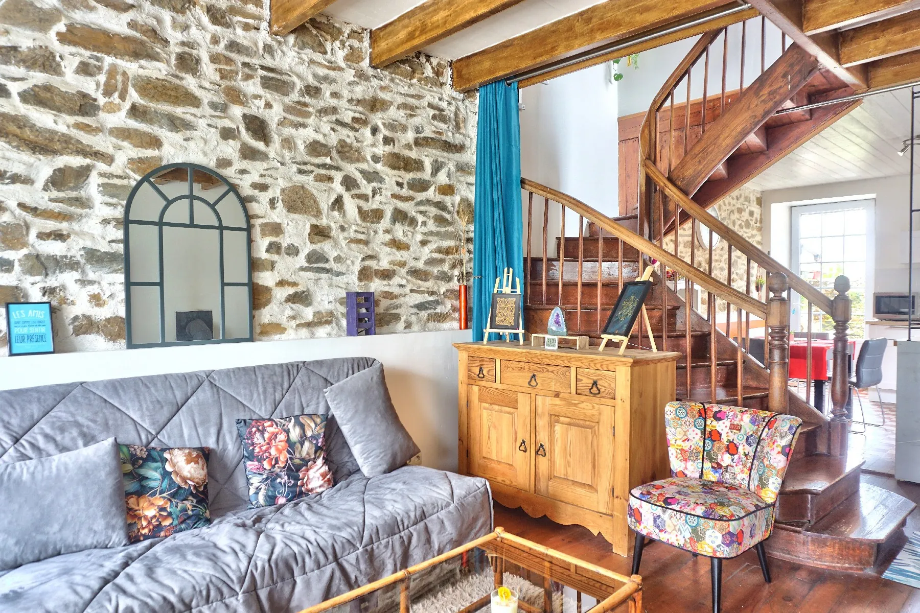 Maison en pierre à Goudelin proche écoles, avec cour et charme rustique 
