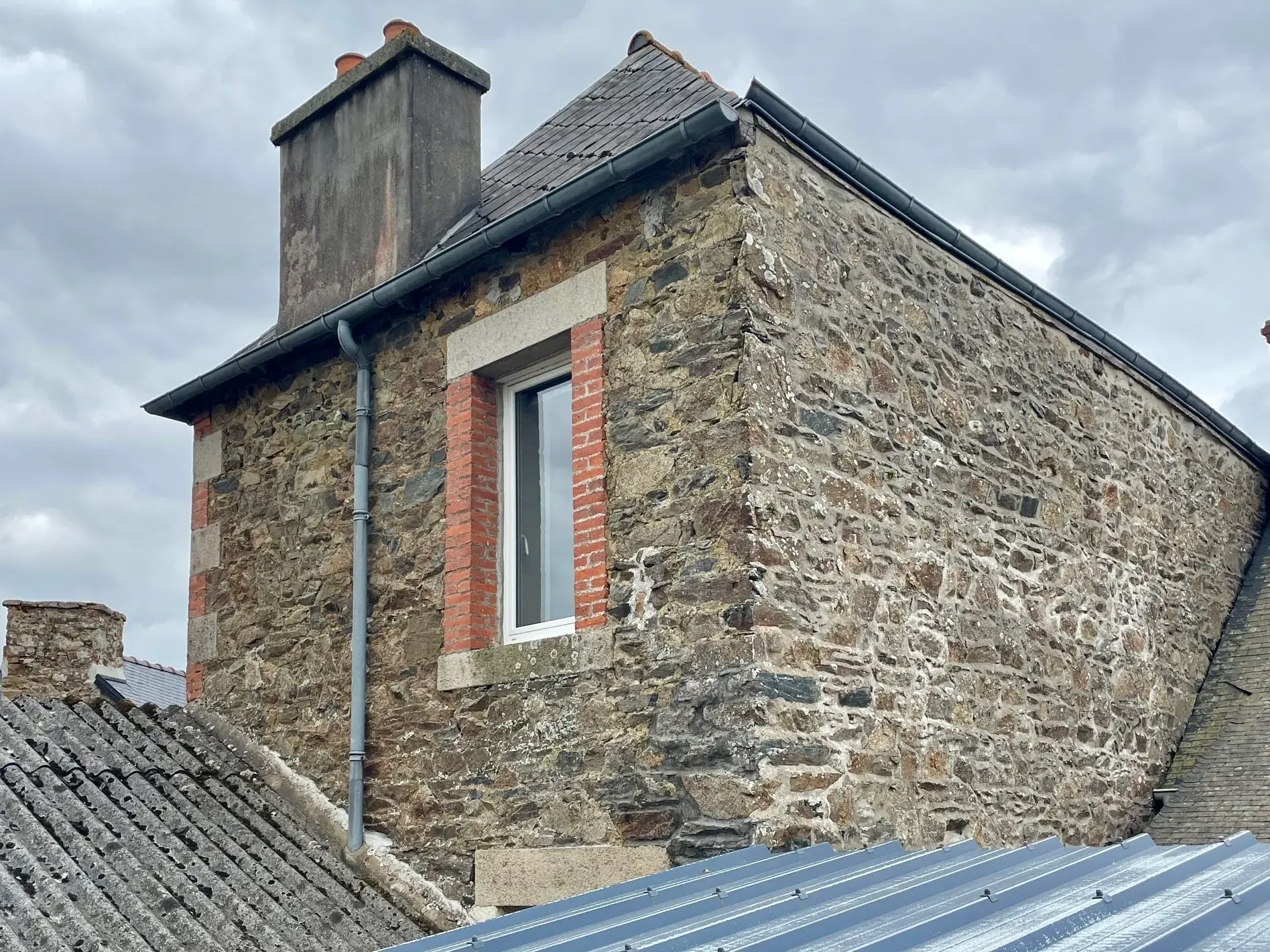 Maison en pierre à Goudelin proche écoles, avec cour et charme rustique 