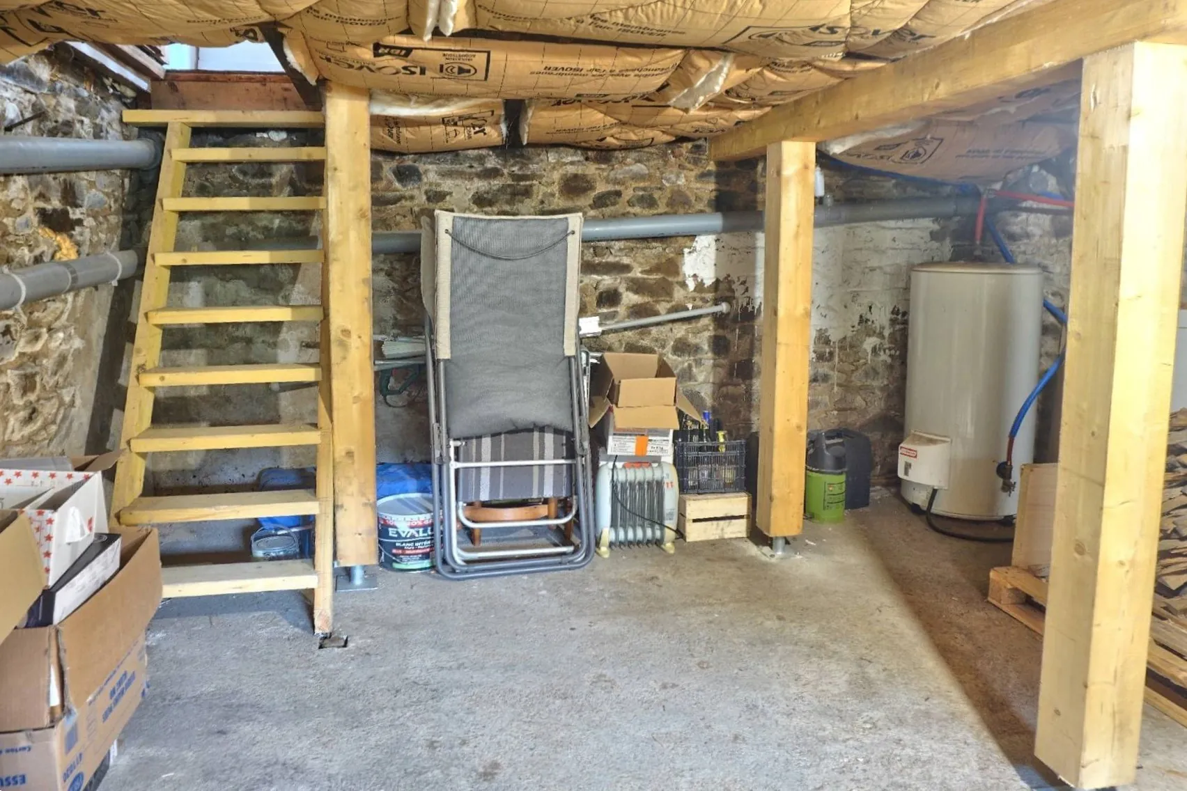 Maison en pierre à Goudelin proche écoles, avec cour et charme rustique 