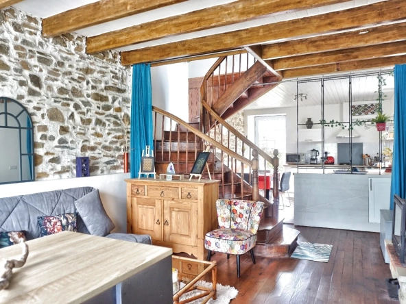 Maison en pierre à Goudelin proche écoles, avec cour et charme rustique