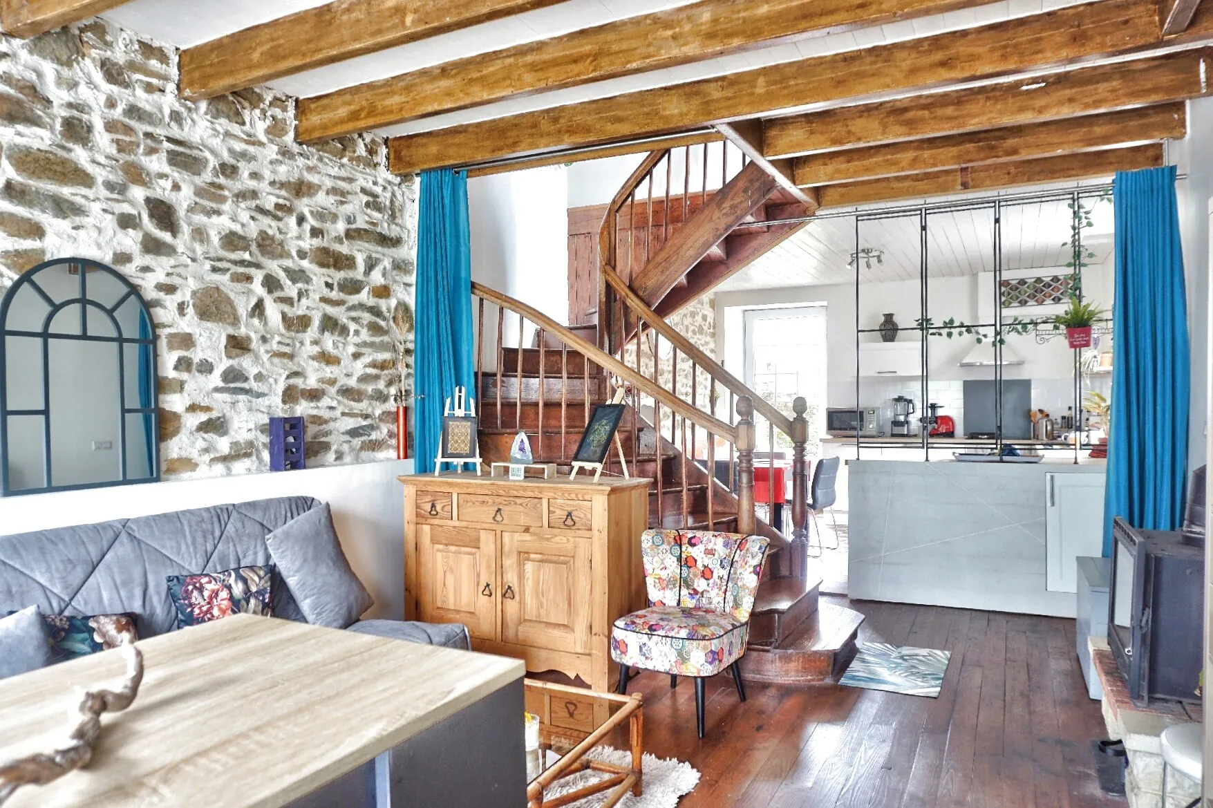 Maison en pierre à Goudelin proche écoles, avec cour et charme rustique 