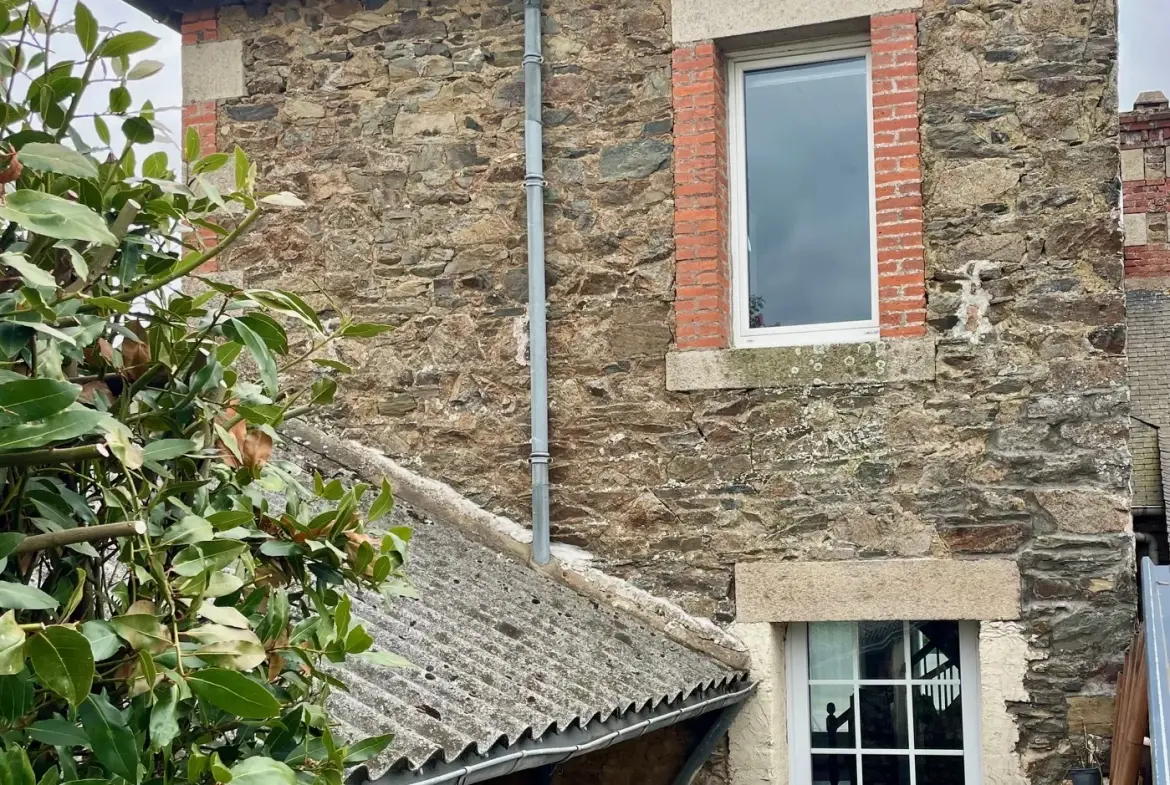 Maison en pierre à Goudelin proche écoles, avec cour et charme rustique 