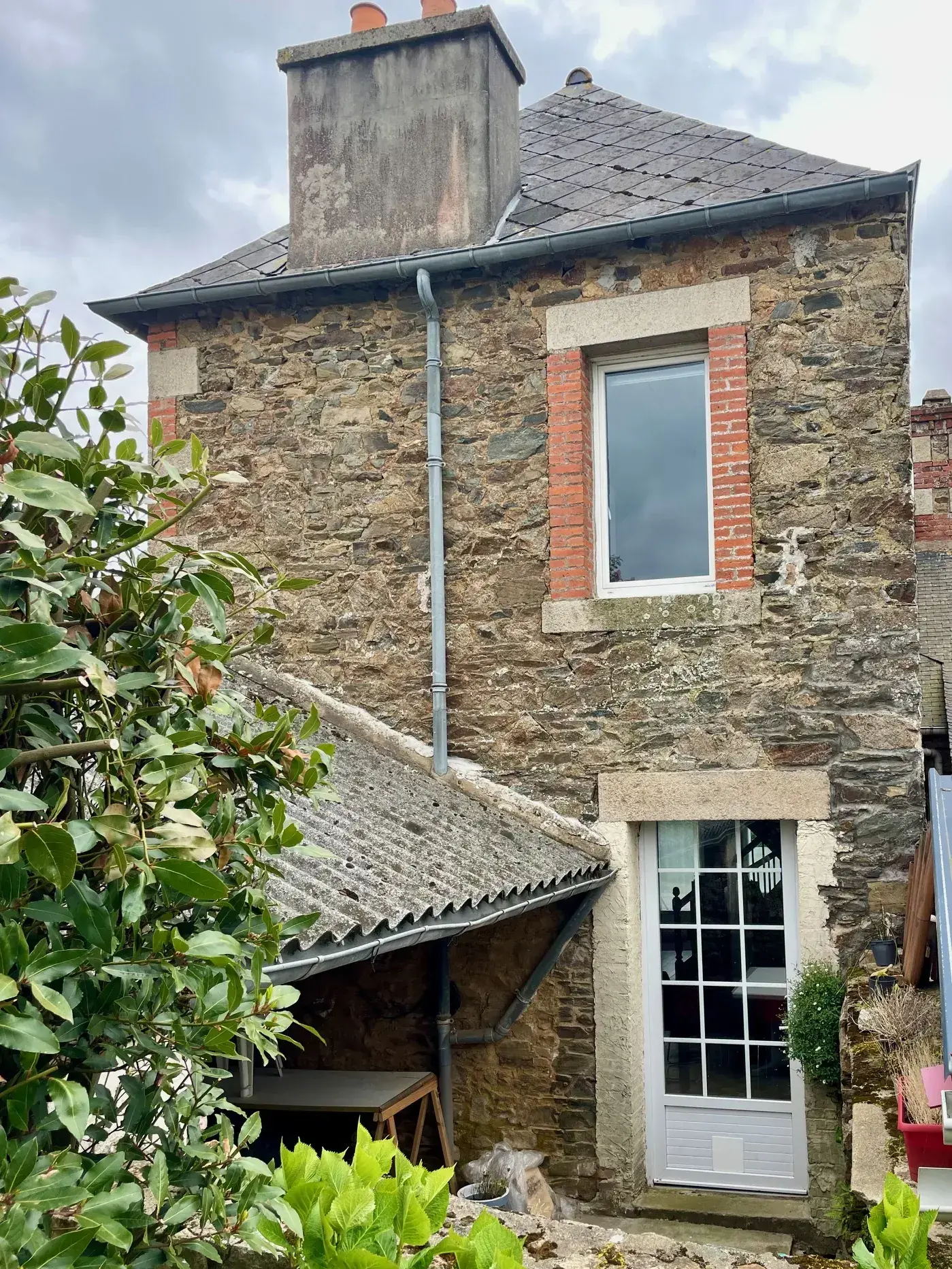 Maison en pierre à Goudelin proche écoles, avec cour et charme rustique 