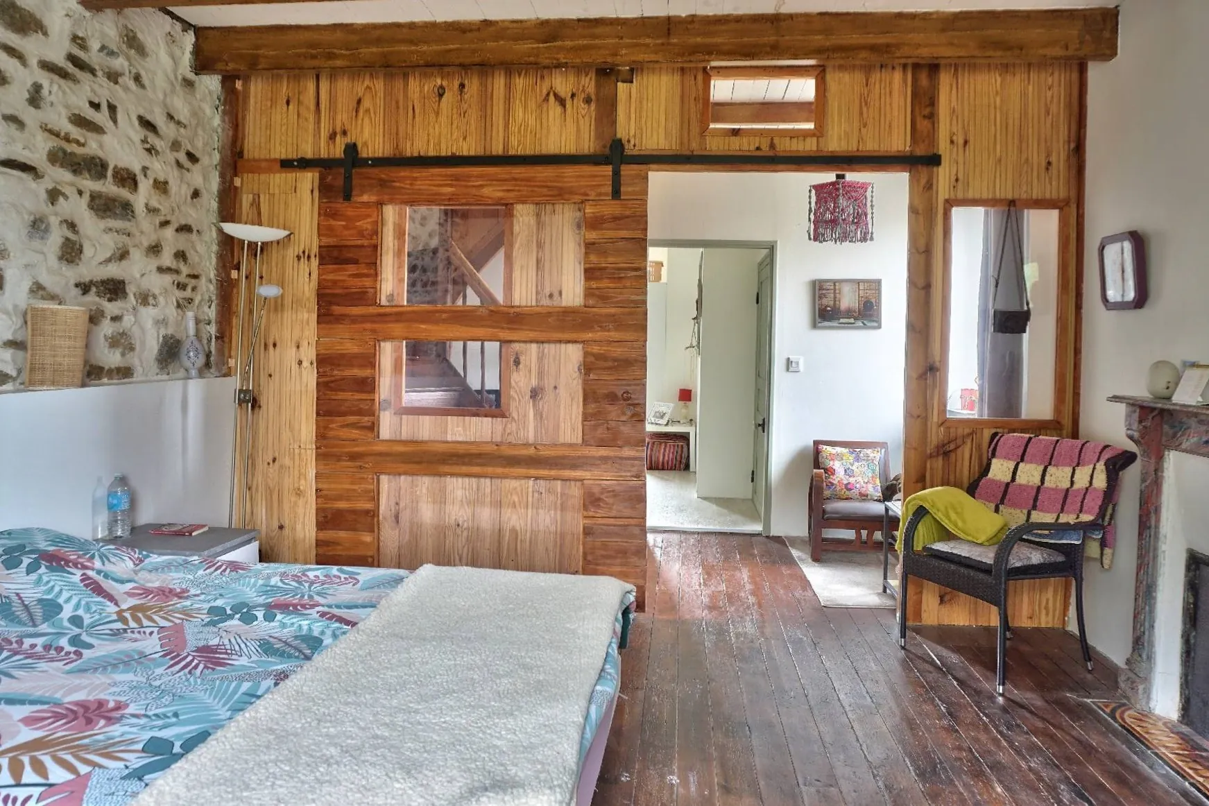 Maison en pierre à Goudelin proche écoles, avec cour et charme rustique 