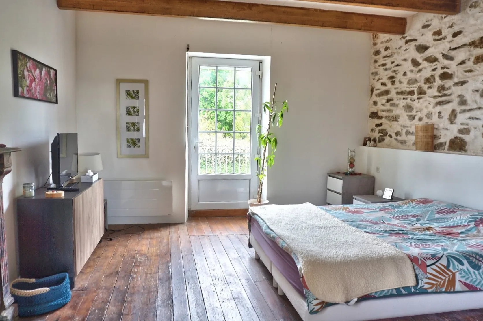 Maison en pierre à Goudelin proche écoles, avec cour et charme rustique 
