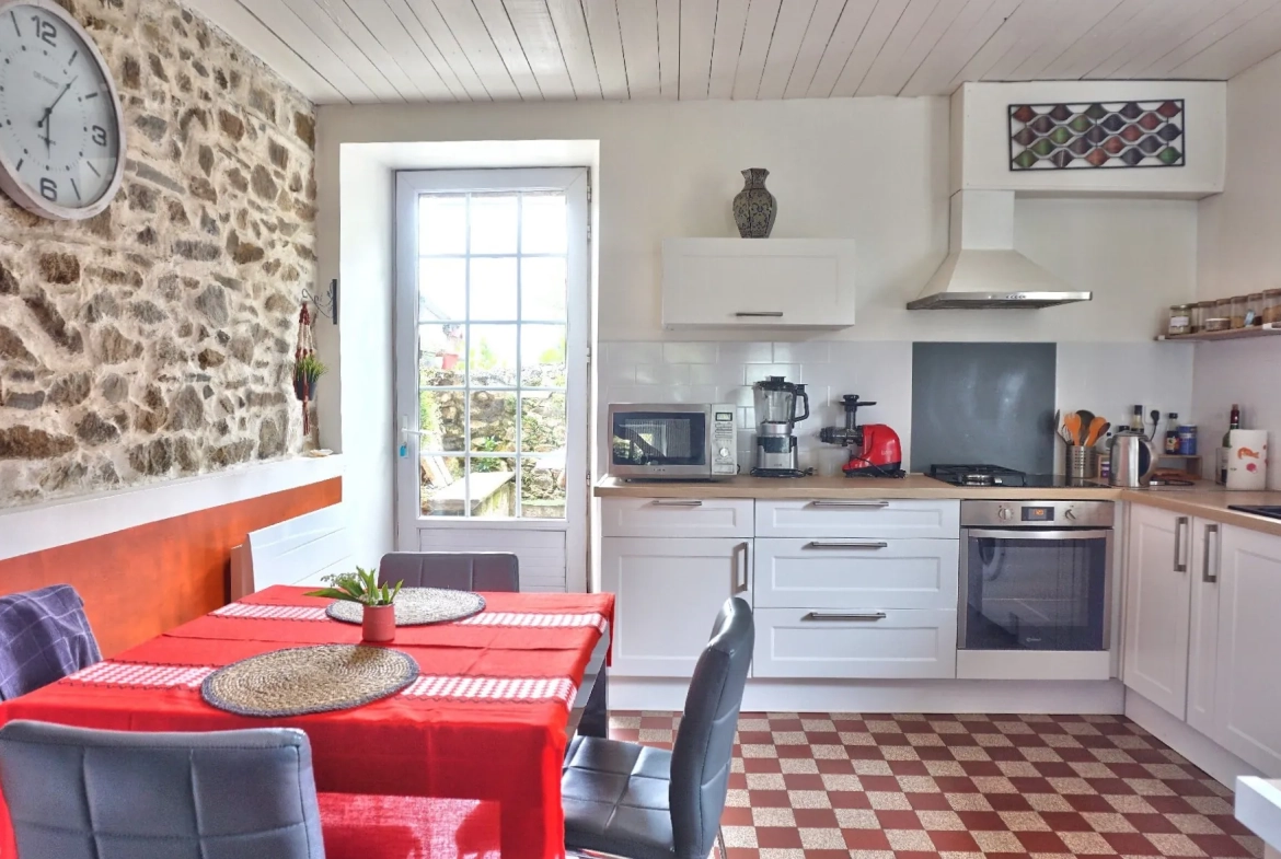 Maison en pierre à Goudelin proche écoles, avec cour et charme rustique 