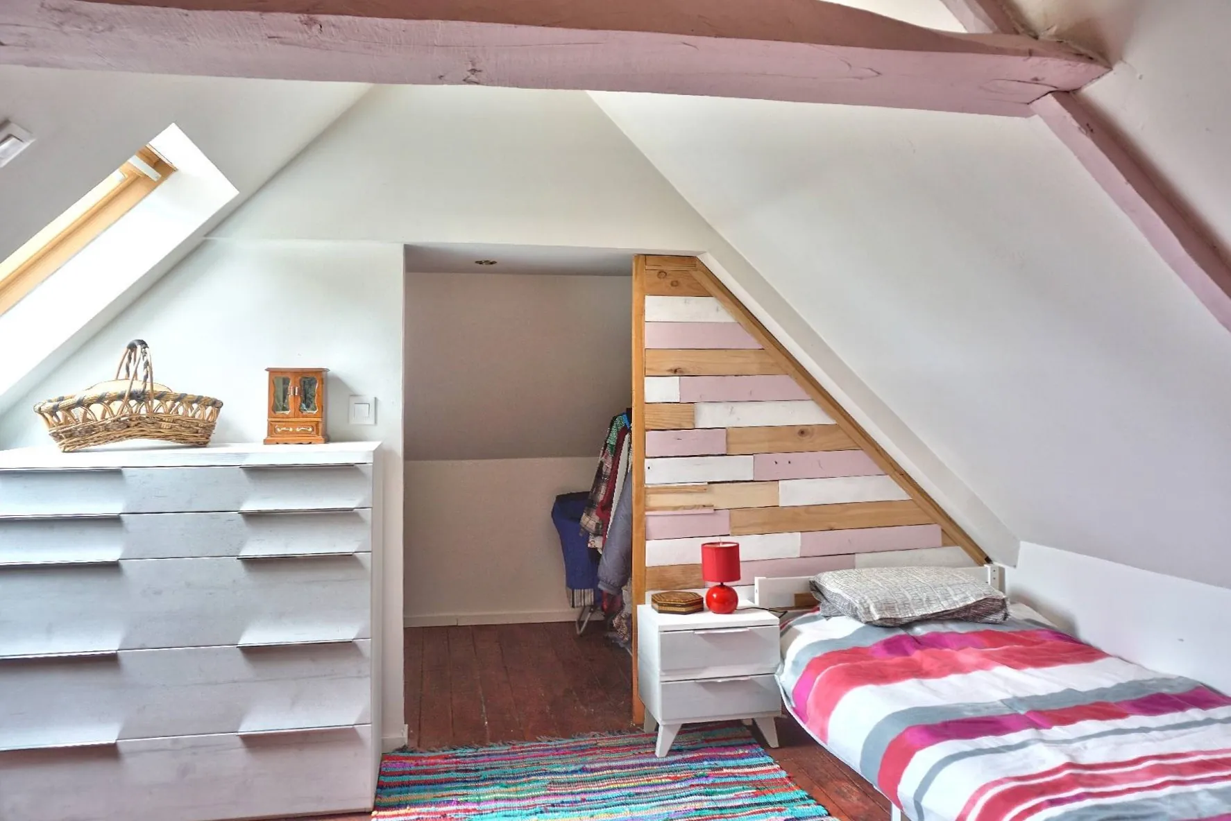 Maison en pierre à Goudelin proche écoles, avec cour et charme rustique 