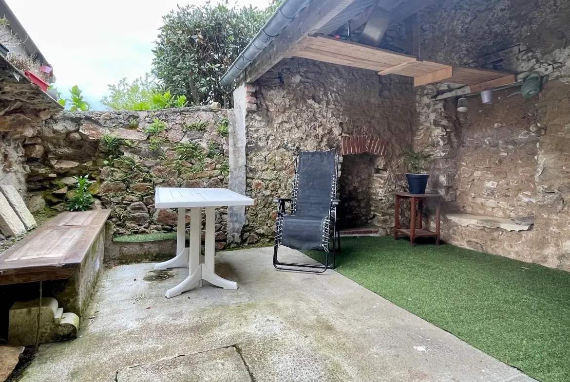 Maison en pierre à Goudelin proche écoles, avec cour et charme rustique 