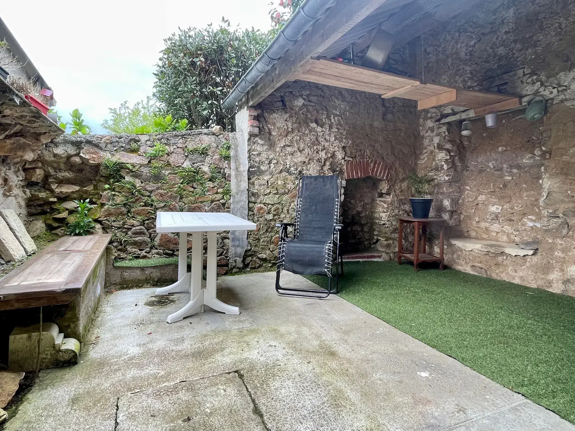Maison en pierre à Goudelin proche écoles, avec cour et charme rustique 