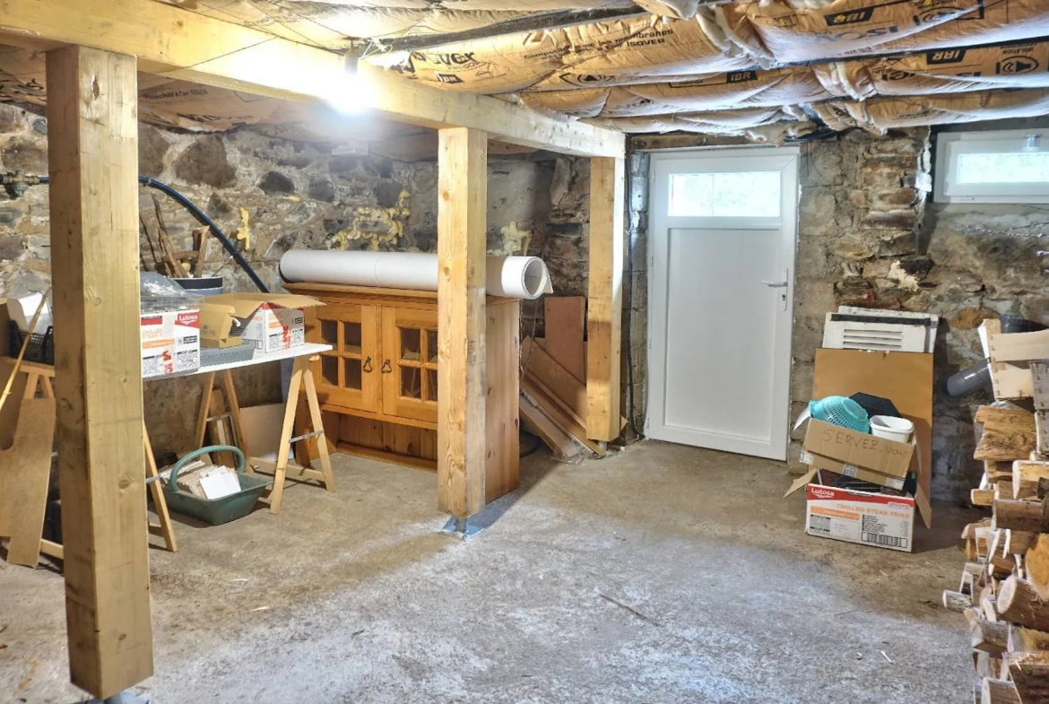 Maison en pierre à Goudelin proche écoles, avec cour et charme rustique 