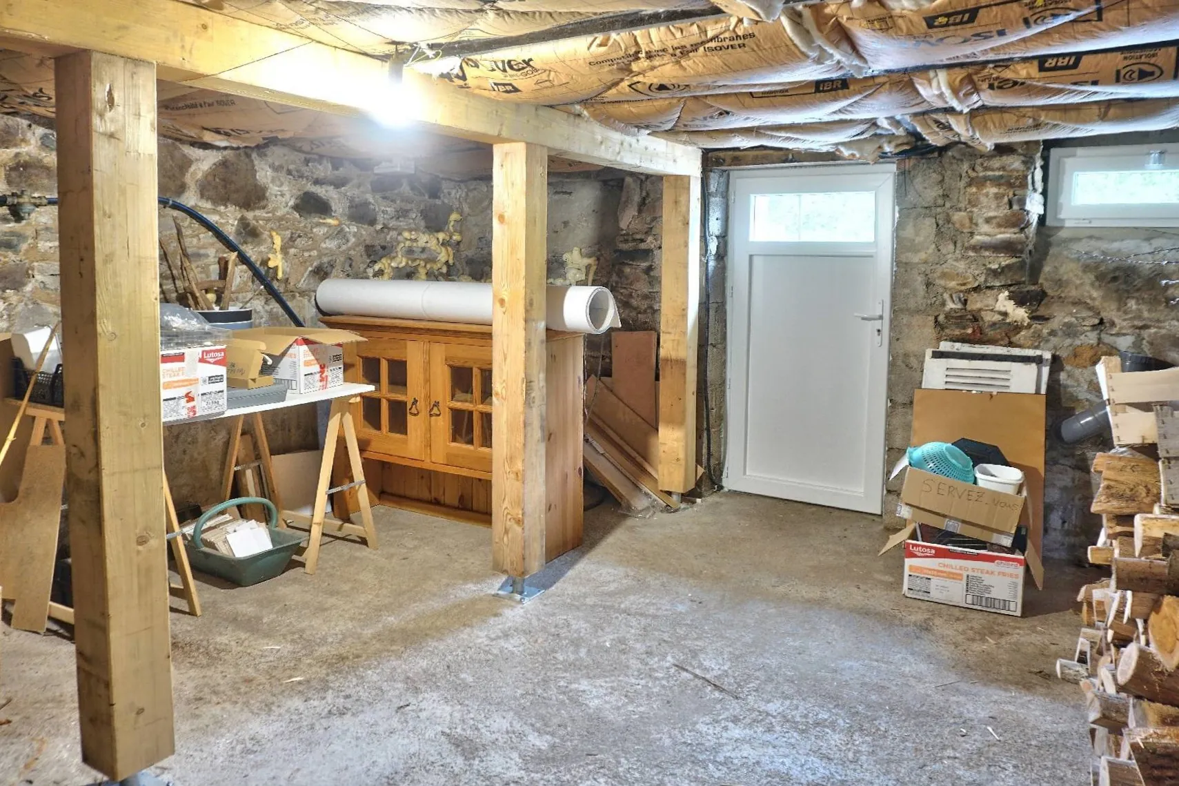 Maison en pierre à Goudelin proche écoles, avec cour et charme rustique 