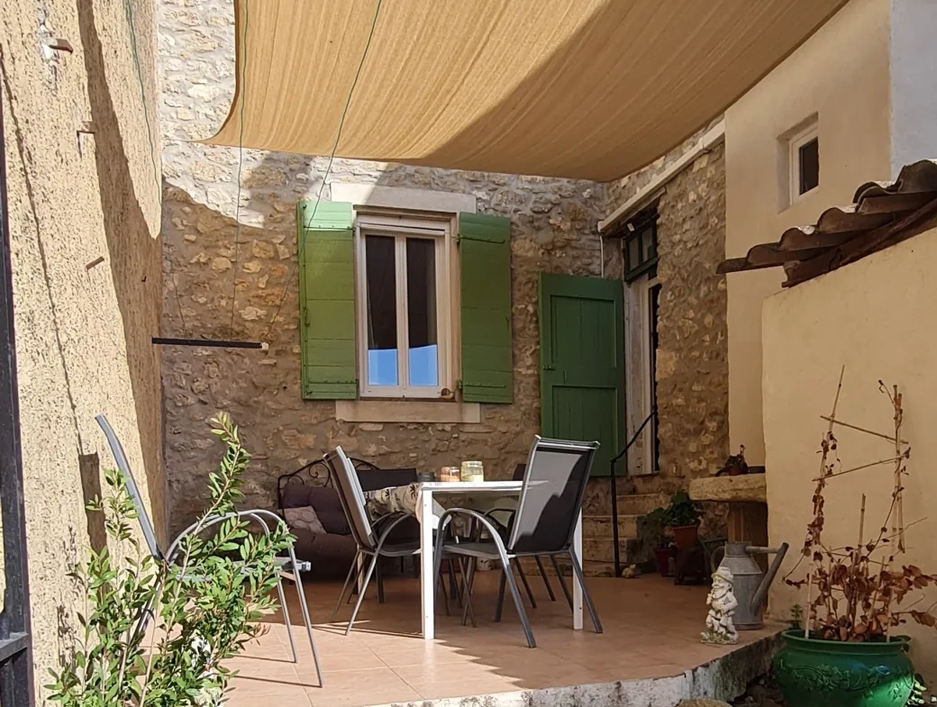 Magnifique mas de caractère avec terrasse, garage et parking à Malemort du Comtat 