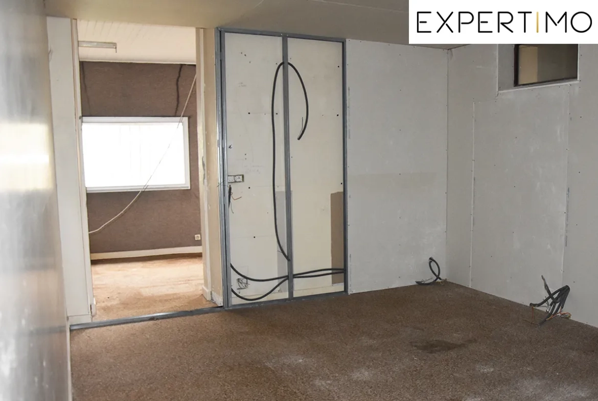 Ancien local commercial à Saint Eloy-les-Mines avec possibilités d’aménagement – Prix attractif 