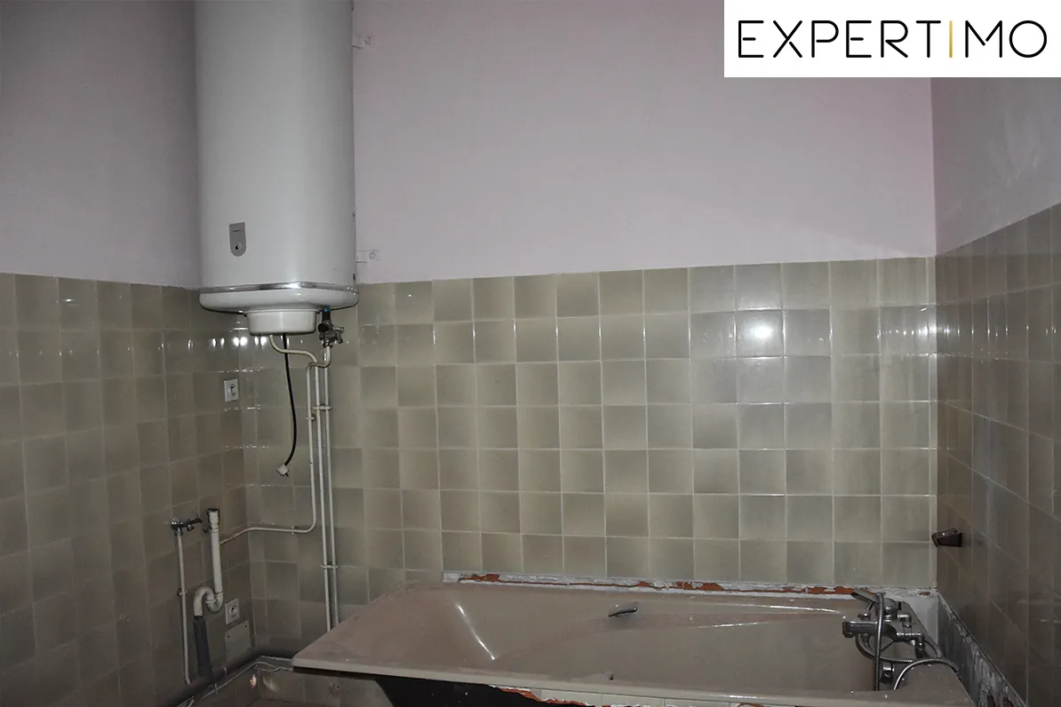 Ancien local commercial à Saint Eloy-les-Mines avec possibilités d’aménagement – Prix attractif 