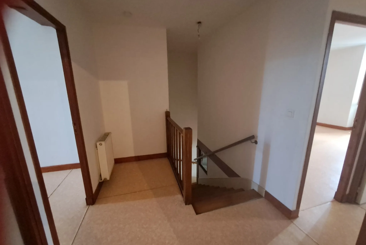Maison de village à Beauville avec garage, 4 chambres, vue sur la vallée 