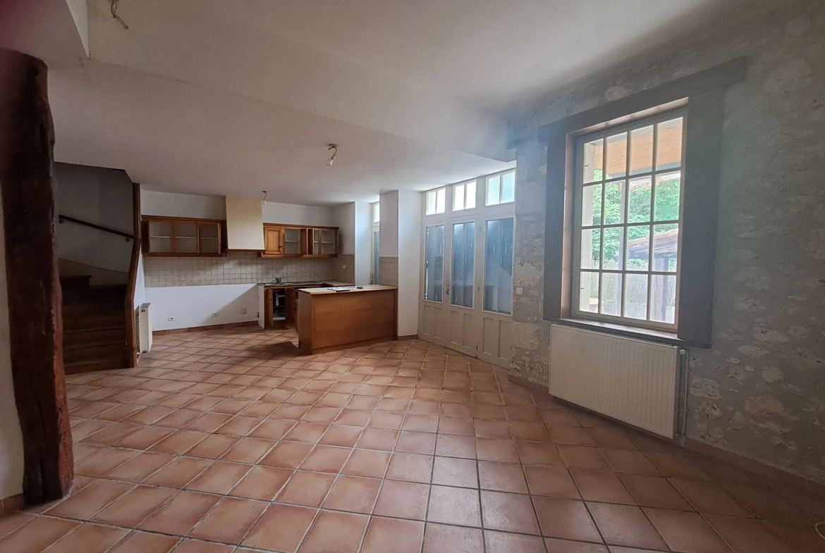 Maison de village à Beauville avec garage, 4 chambres, vue sur la vallée 