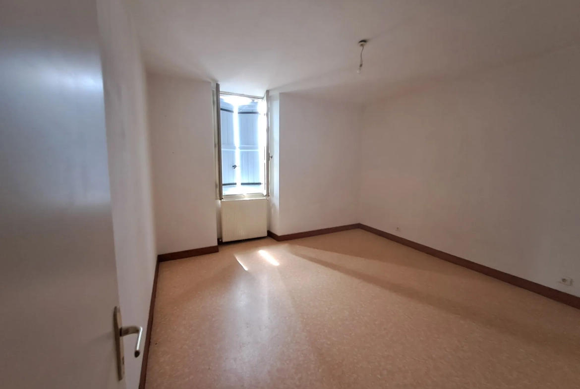 Maison de village à Beauville avec garage, 4 chambres, vue sur la vallée 