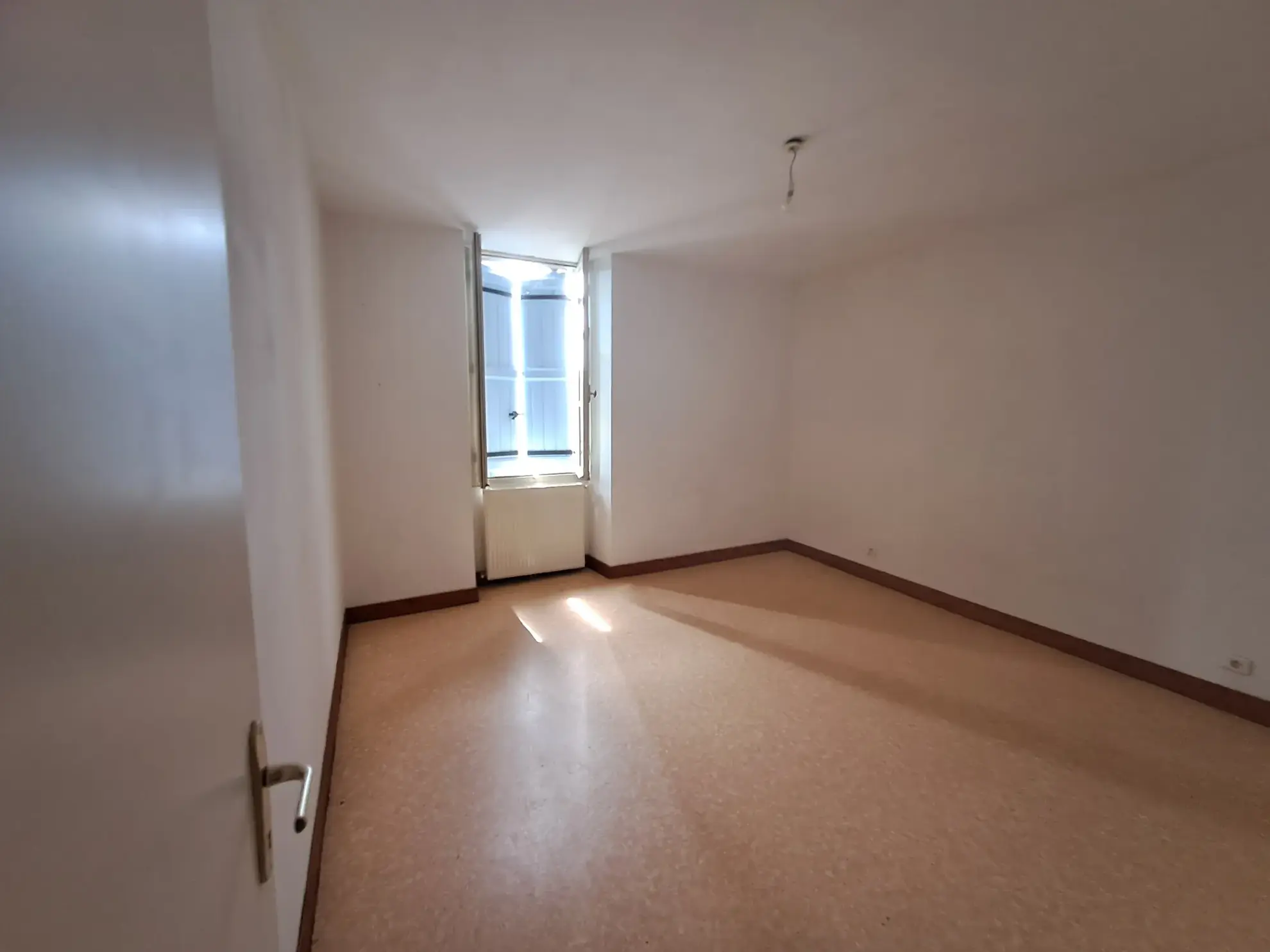 Maison de village à Beauville avec garage, 4 chambres, vue sur la vallée 