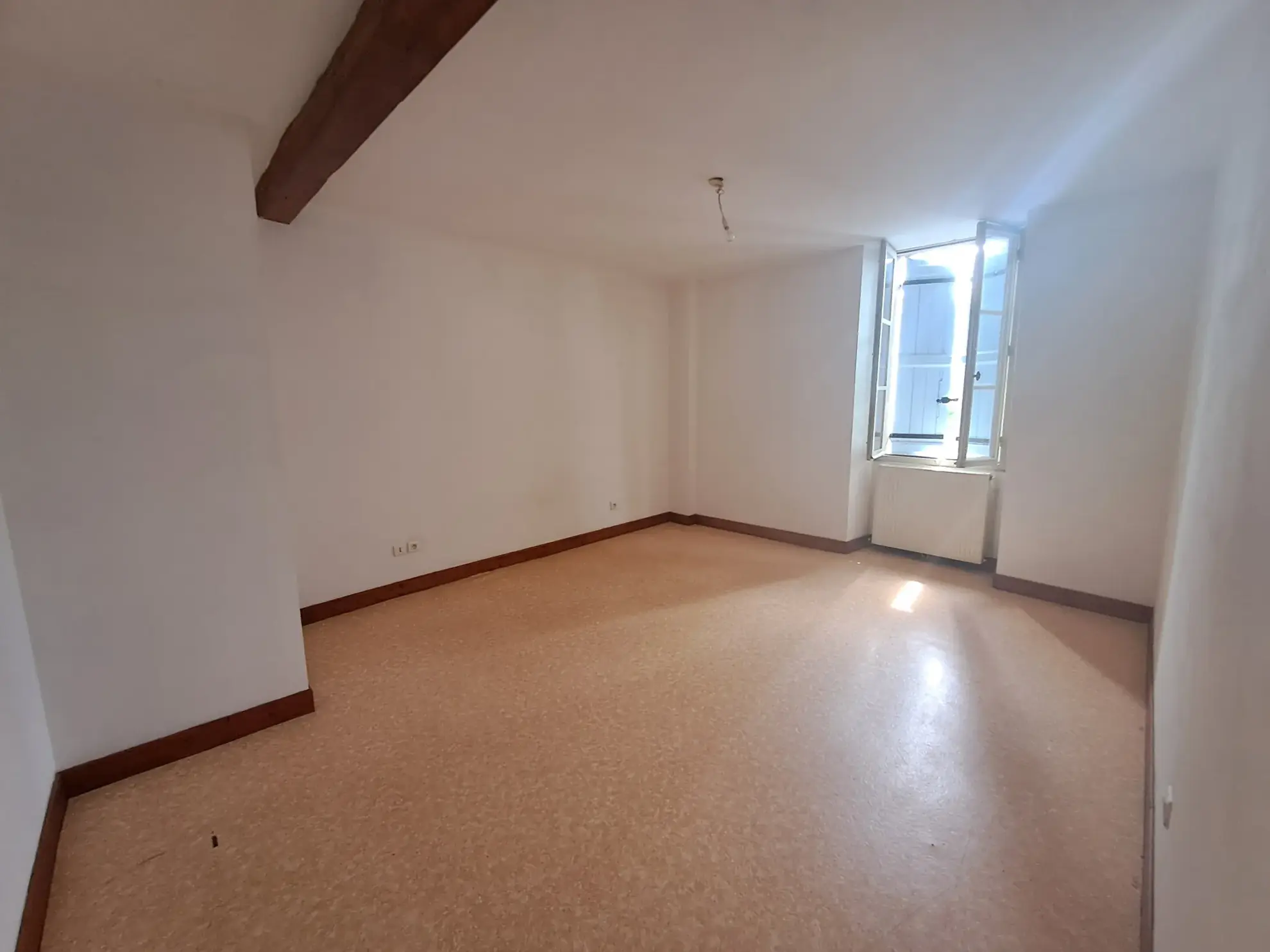 Maison de village à Beauville avec garage, 4 chambres, vue sur la vallée 