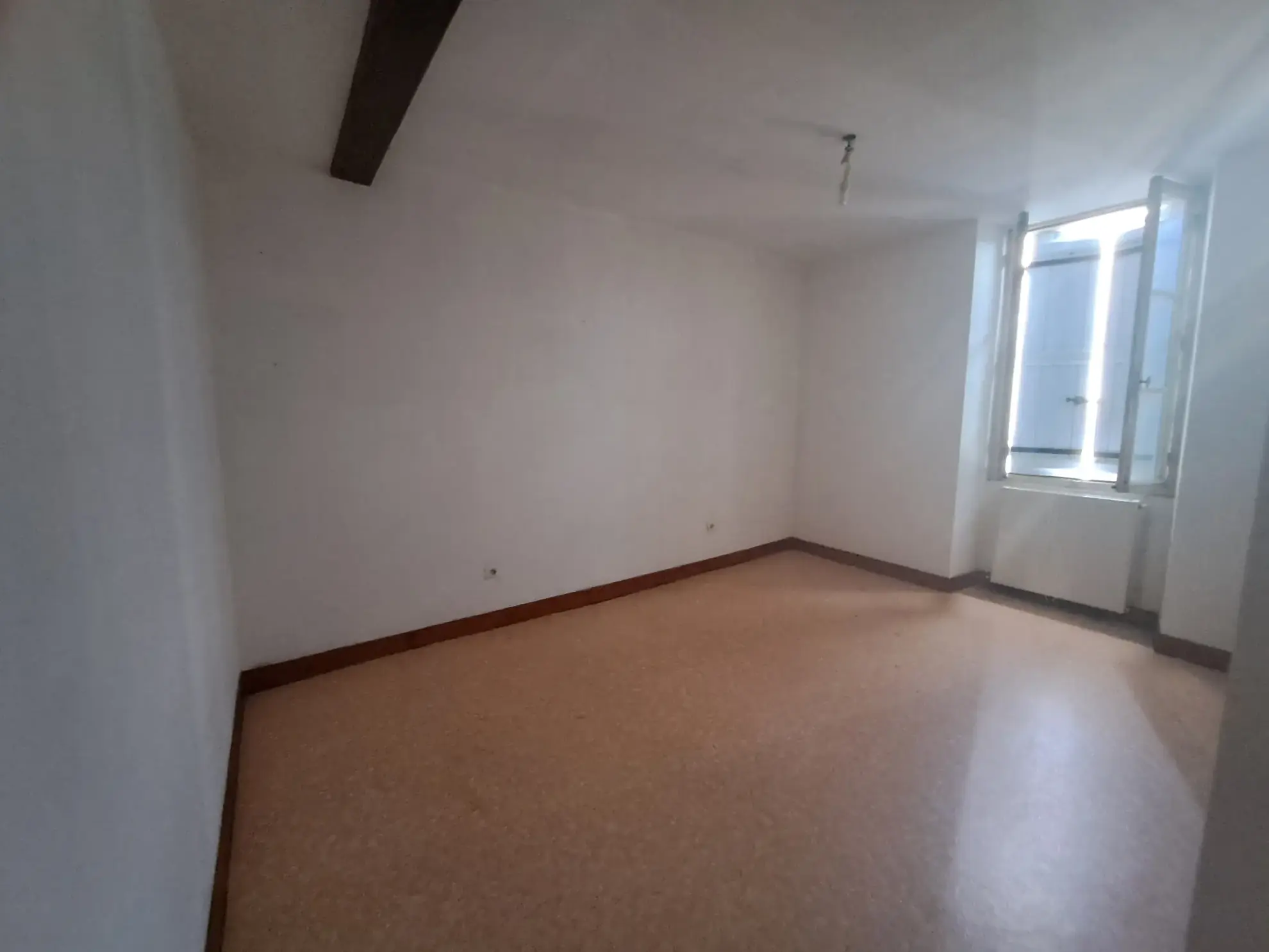 Maison de village à Beauville avec garage, 4 chambres, vue sur la vallée 