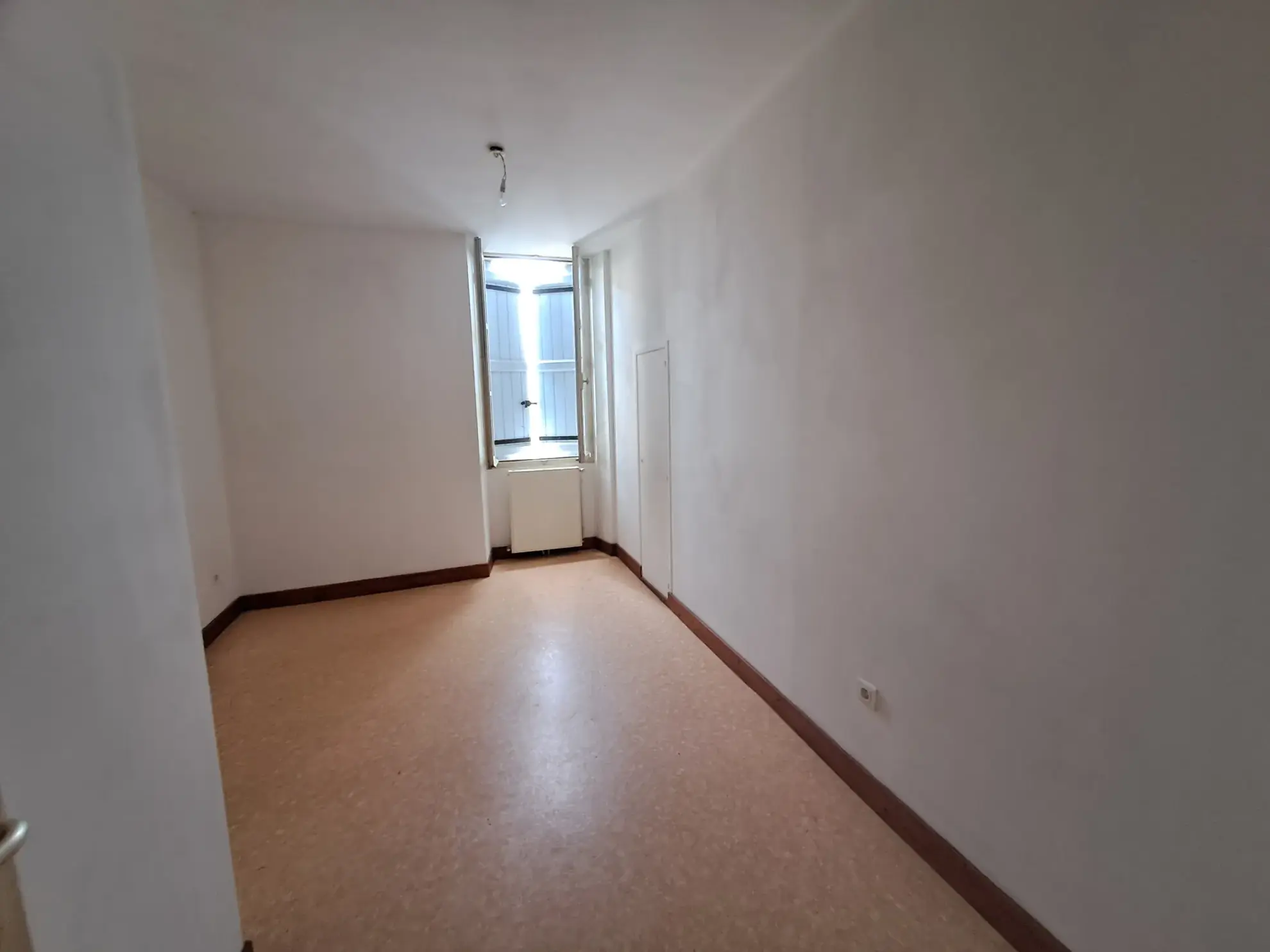 Maison de village à Beauville avec garage, 4 chambres, vue sur la vallée 