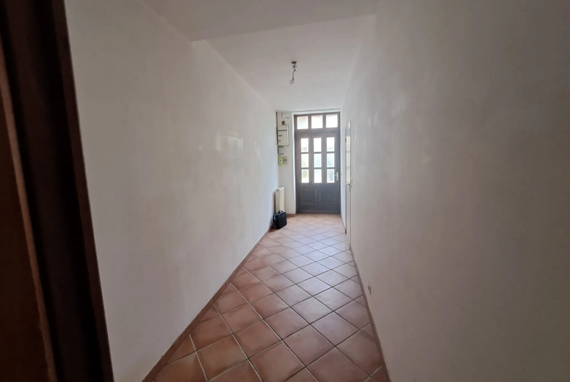 Maison de village à Beauville avec garage, 4 chambres, vue sur la vallée 
