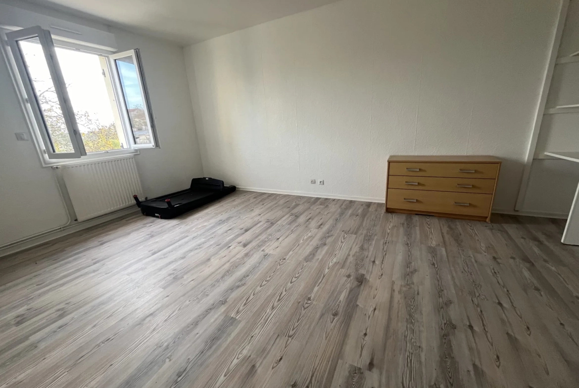Maison à vendre à Thouars de 140 m² avec jardin et garage 