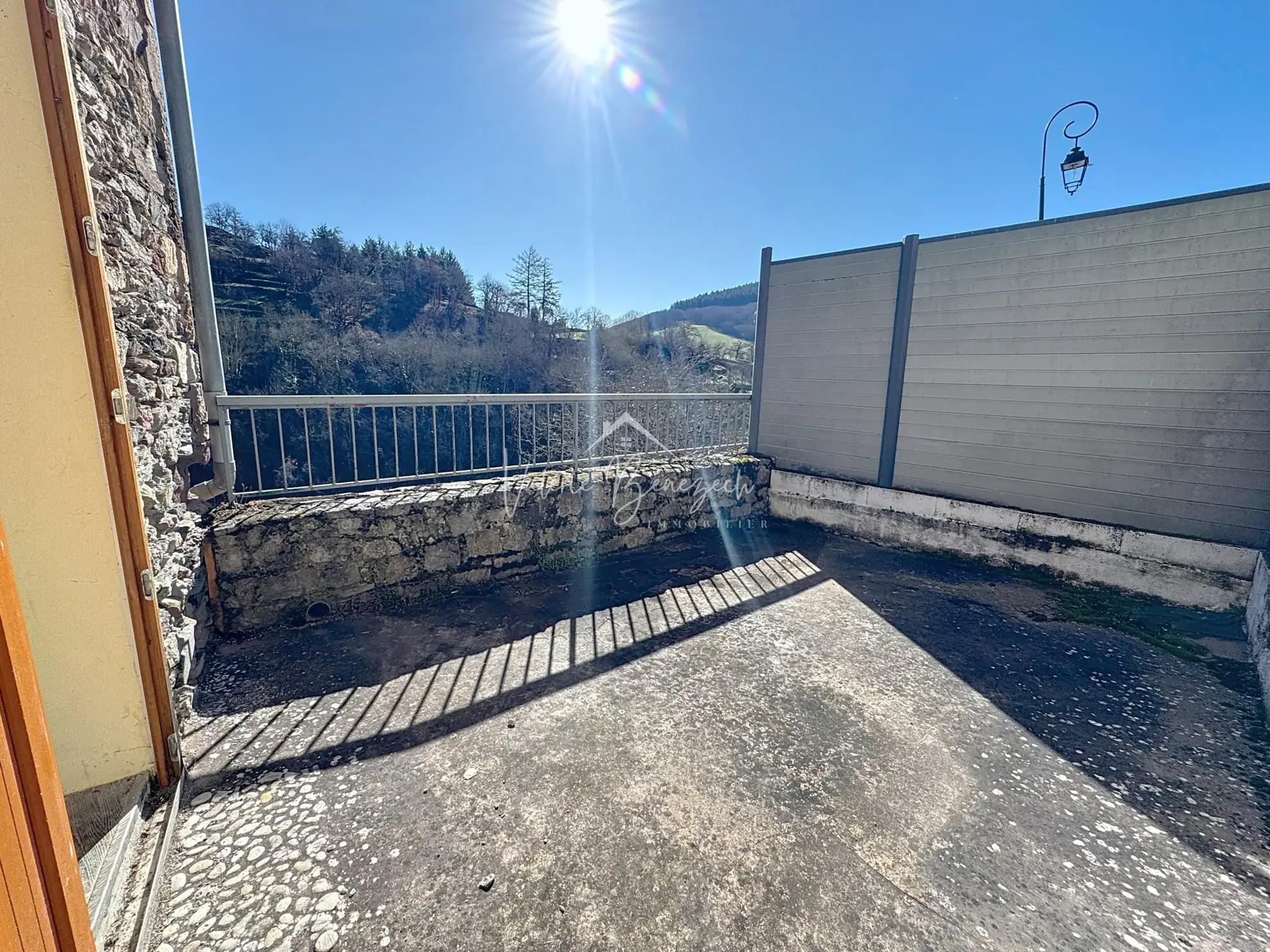 Maison en pierres avec terrasse et vue dégagée à Saint-Sernin-sur-Rance - 3 pièces 