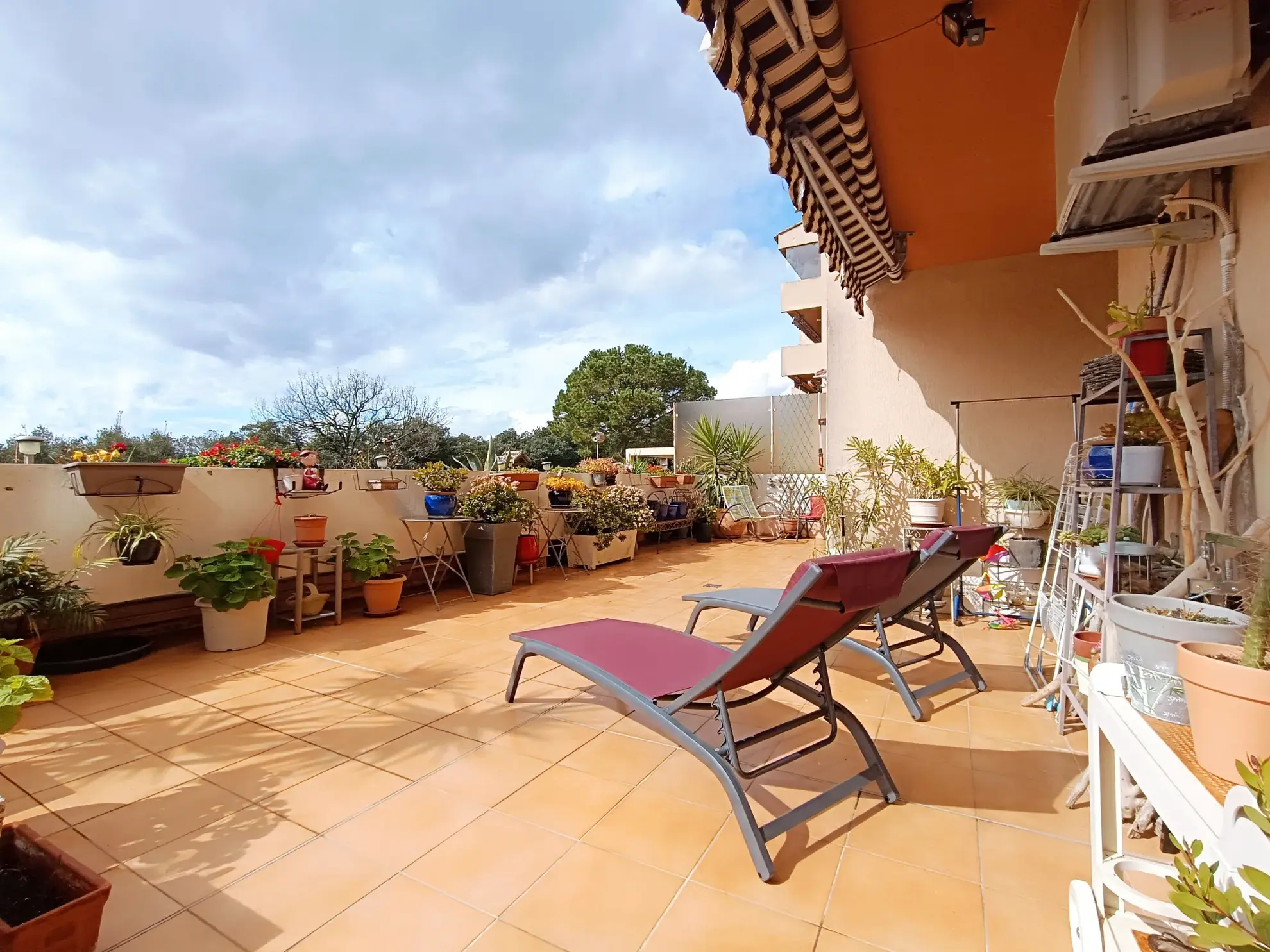 Appartement de 3 pièces avec terrasse panoramique à Grasse dans résidence seniors sécurisée 