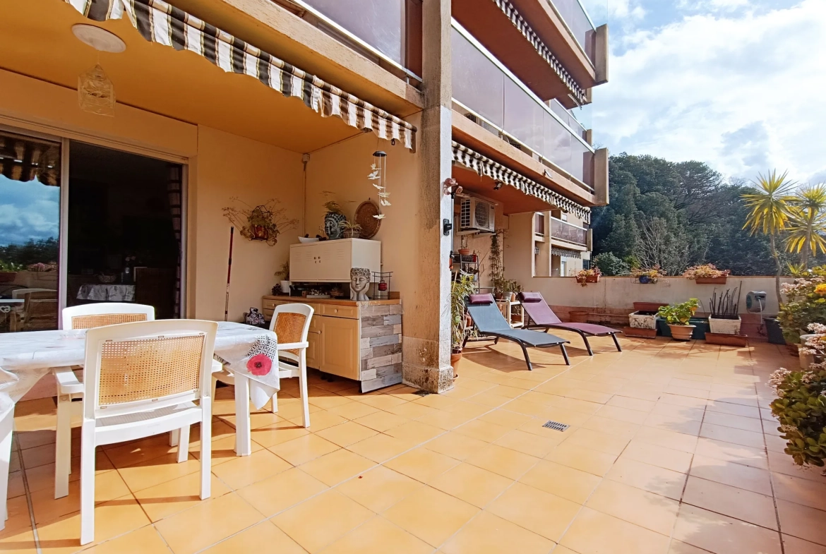 Appartement de 3 pièces avec terrasse panoramique à Grasse dans résidence seniors sécurisée 