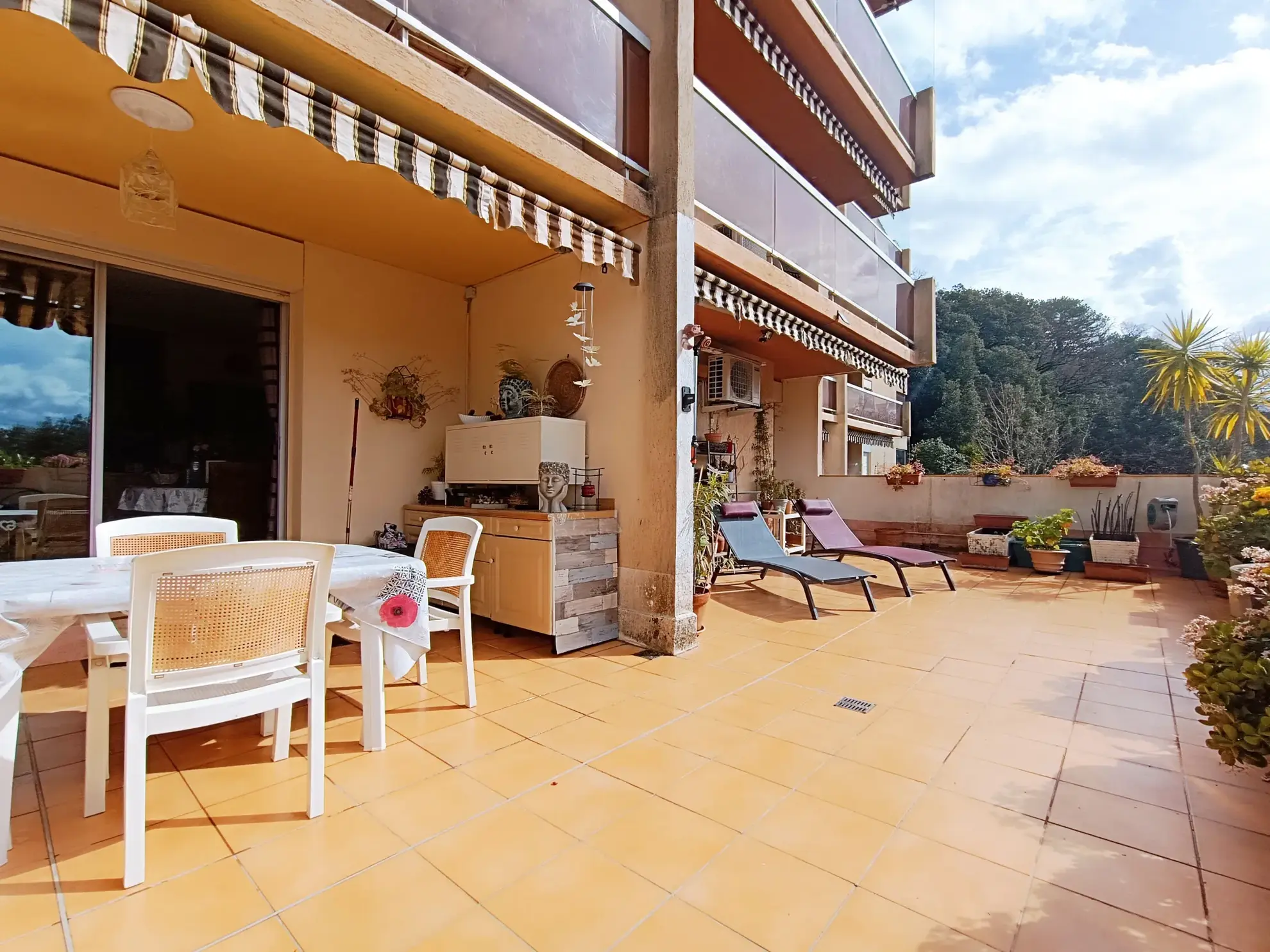 Appartement de 3 pièces avec terrasse panoramique à Grasse dans résidence seniors sécurisée 