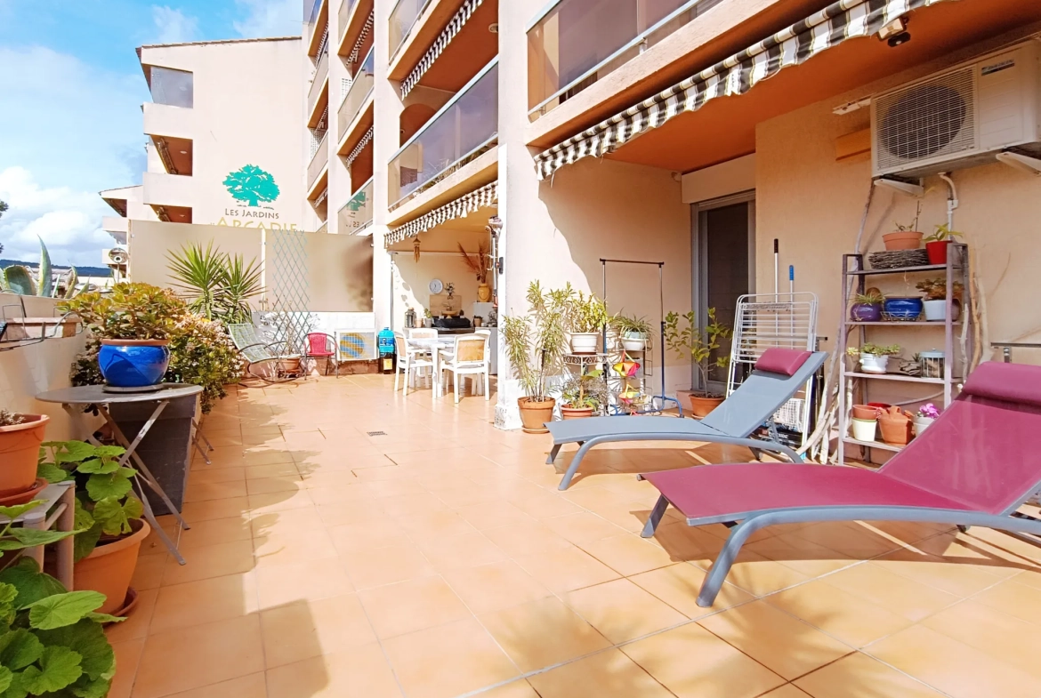 Appartement 3 pièces avec terrasse et vue panoramique à Grasse, résidence seniors 