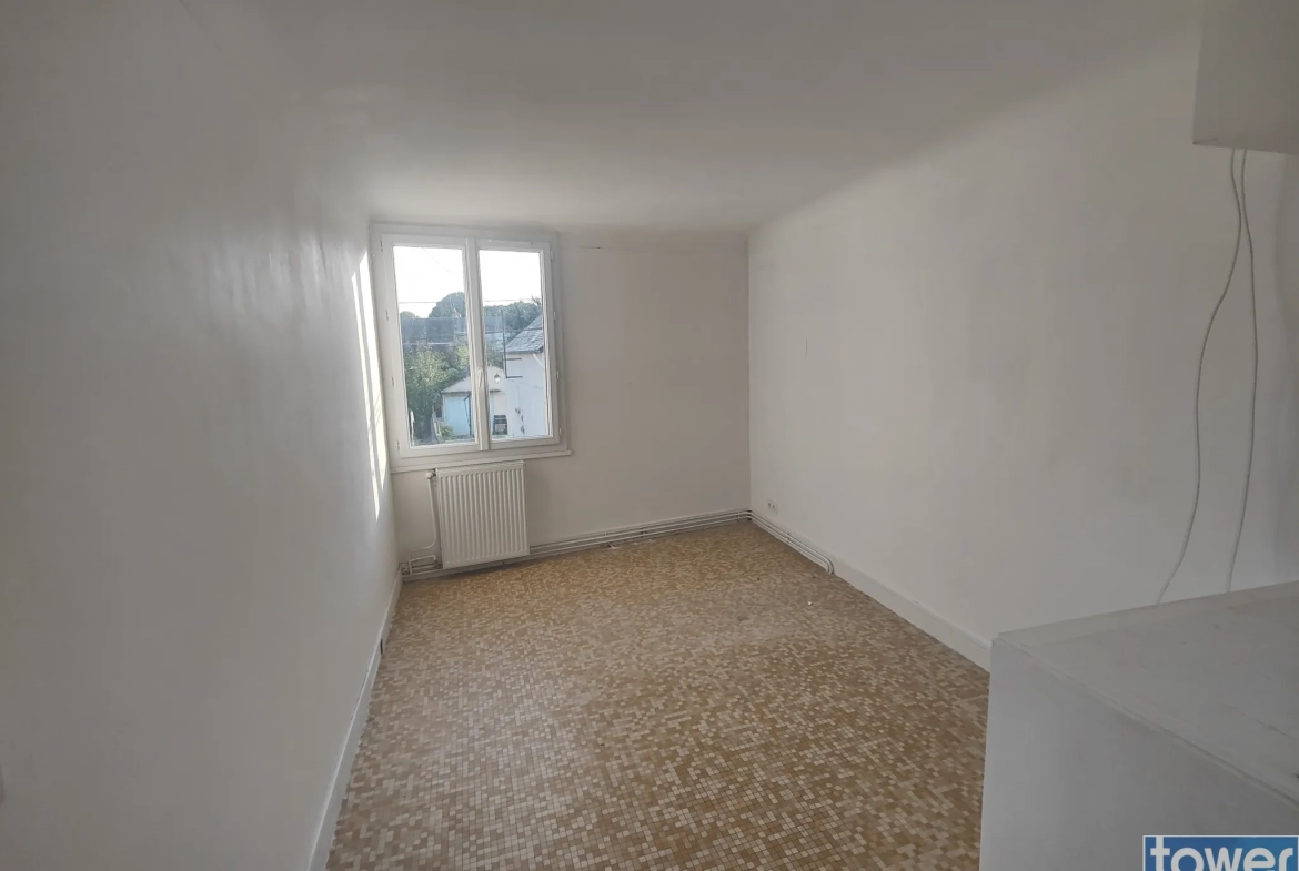 Maison de ville à Issoudun avec 3 chambres, jardin clos et fort potentiel 