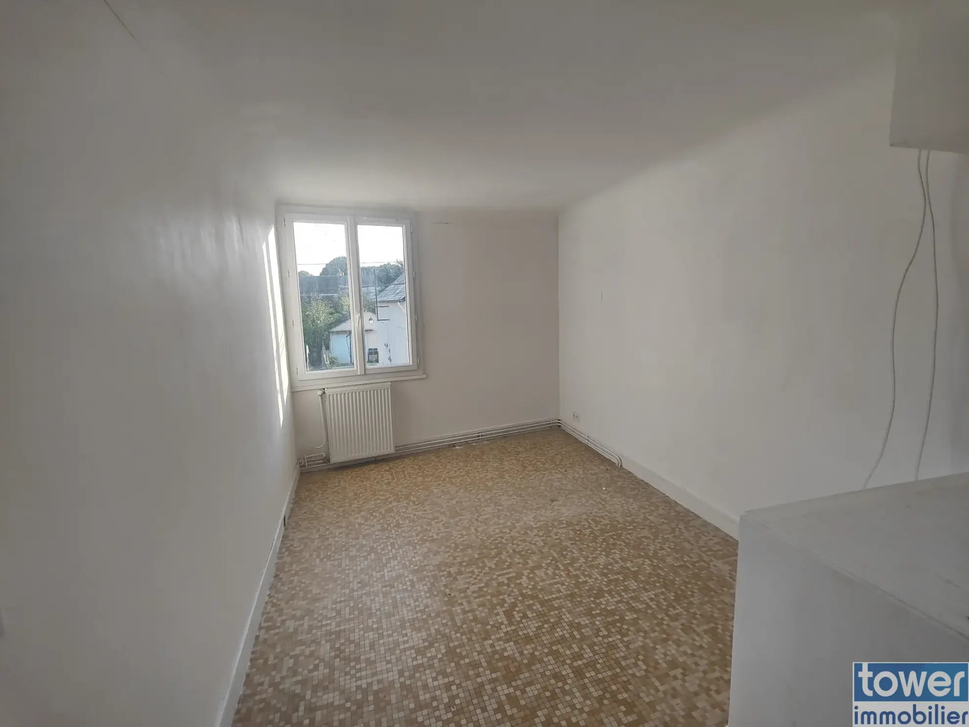 Maison de ville à Issoudun avec 3 chambres, jardin clos et fort potentiel 