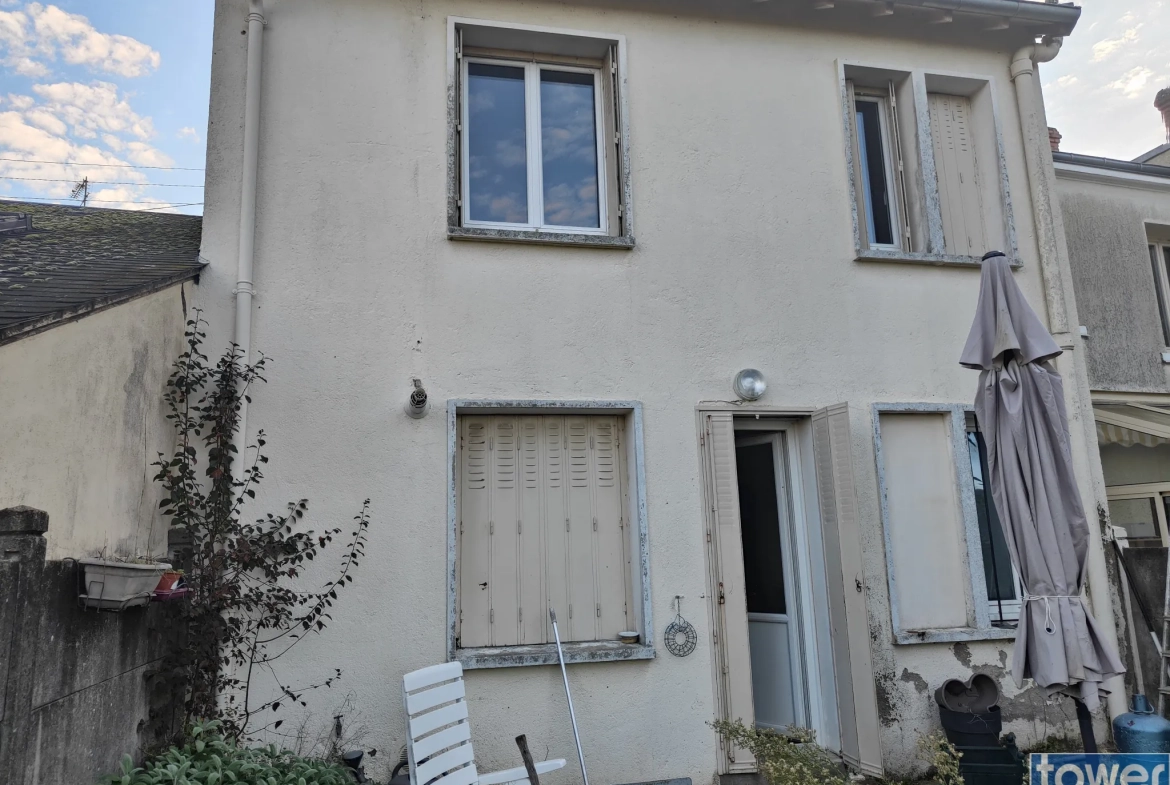 Maison de ville à Issoudun avec 3 chambres, jardin clos et fort potentiel 