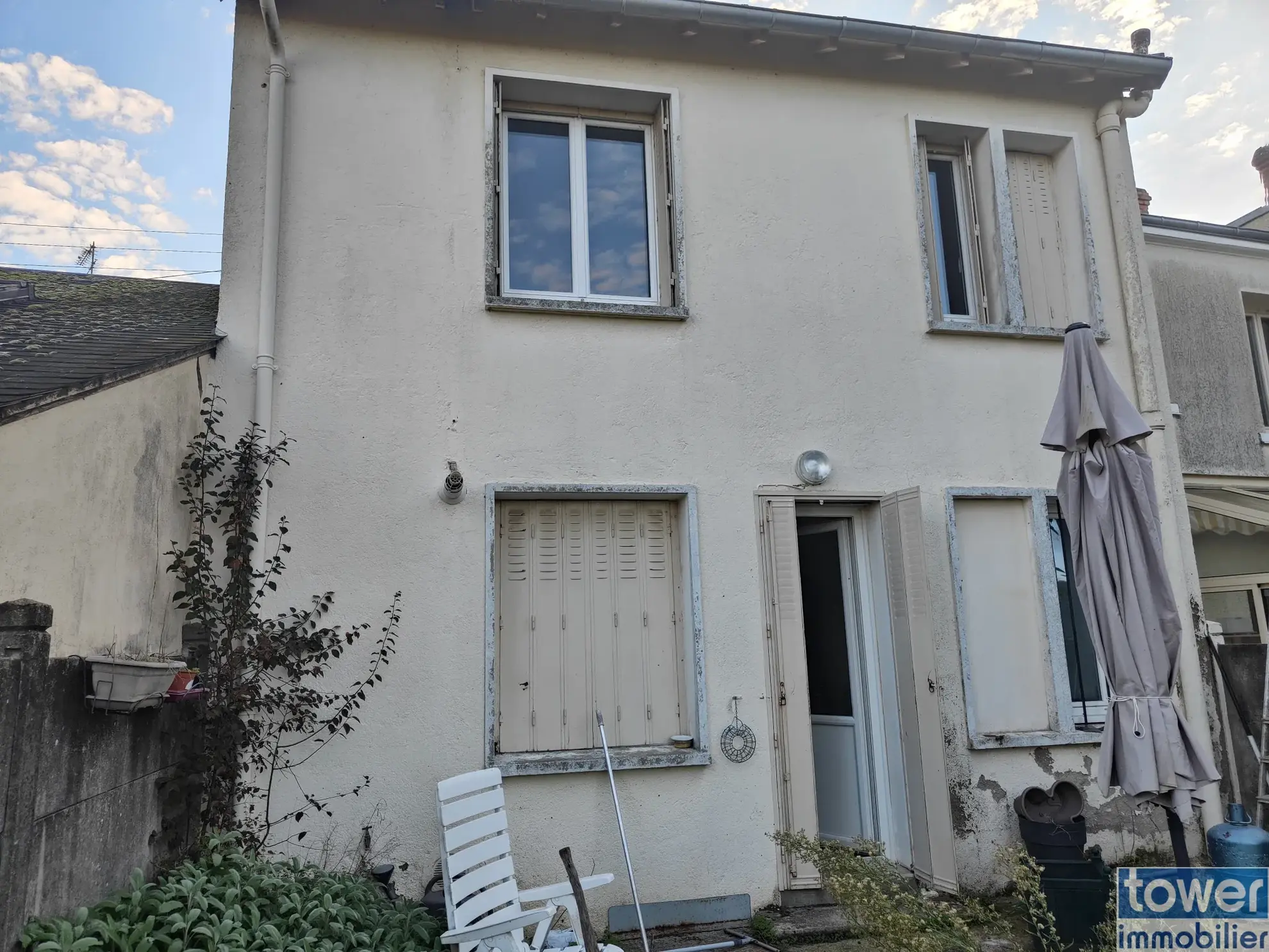Maison de ville à Issoudun avec 3 chambres, jardin clos et fort potentiel 