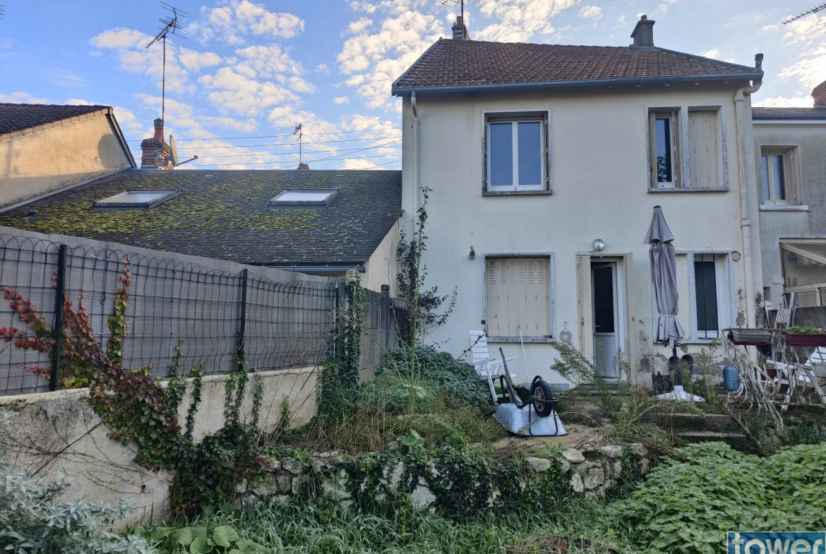 Maison de ville à Issoudun avec 3 chambres, jardin clos et fort potentiel 