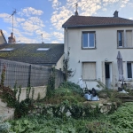 Maison de ville à Issoudun avec 3 chambres, jardin clos et fort potentiel