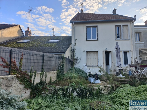 Maison de ville à Issoudun avec 3 chambres, jardin clos et fort potentiel