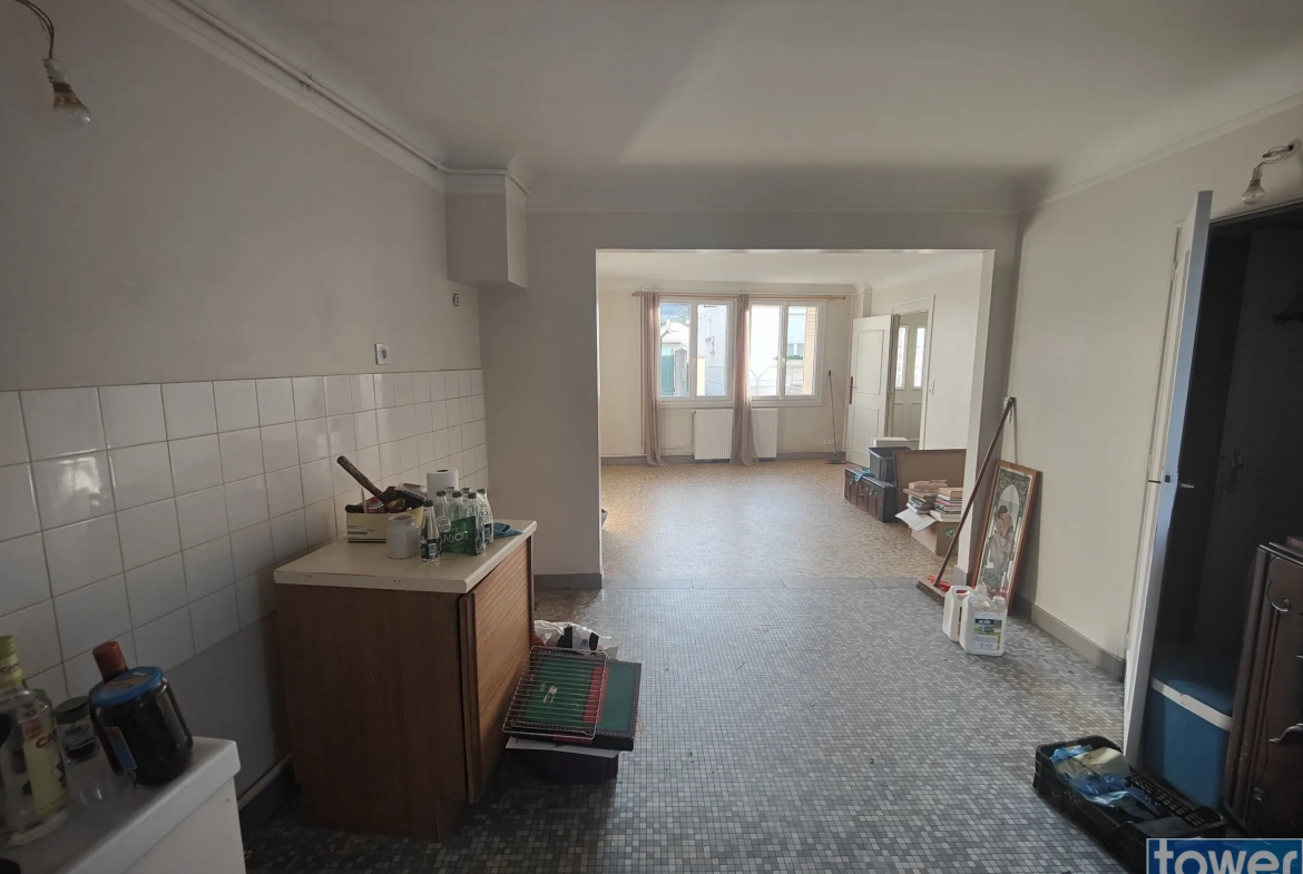 Maison de ville à Issoudun avec 3 chambres, jardin clos et fort potentiel 