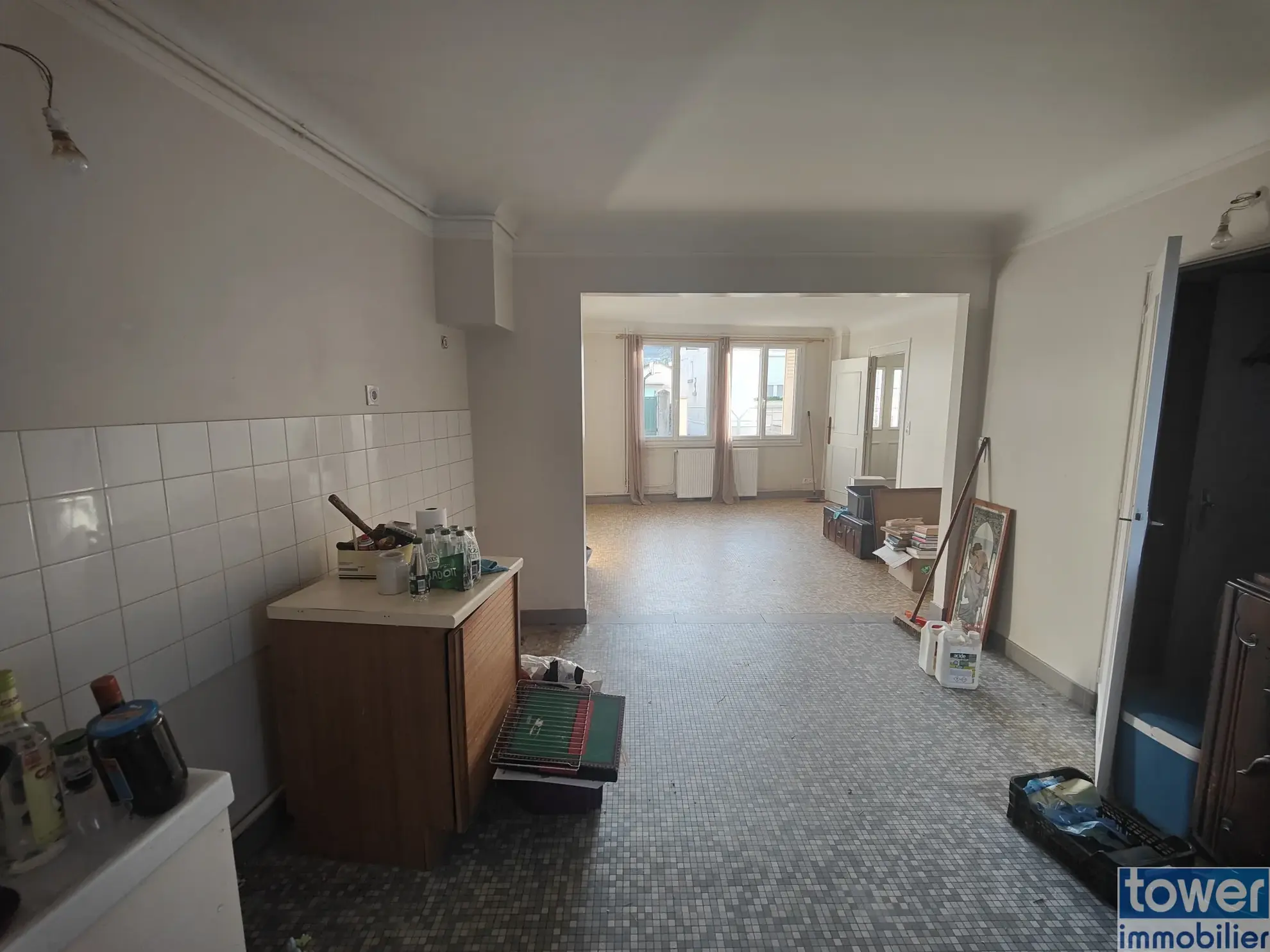 Maison de ville à Issoudun avec 3 chambres, jardin clos et fort potentiel 