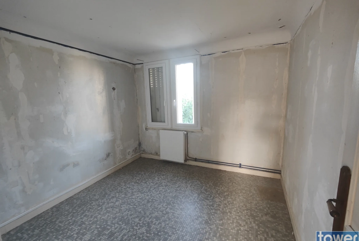 Maison de ville à Issoudun avec 3 chambres, jardin clos et fort potentiel 