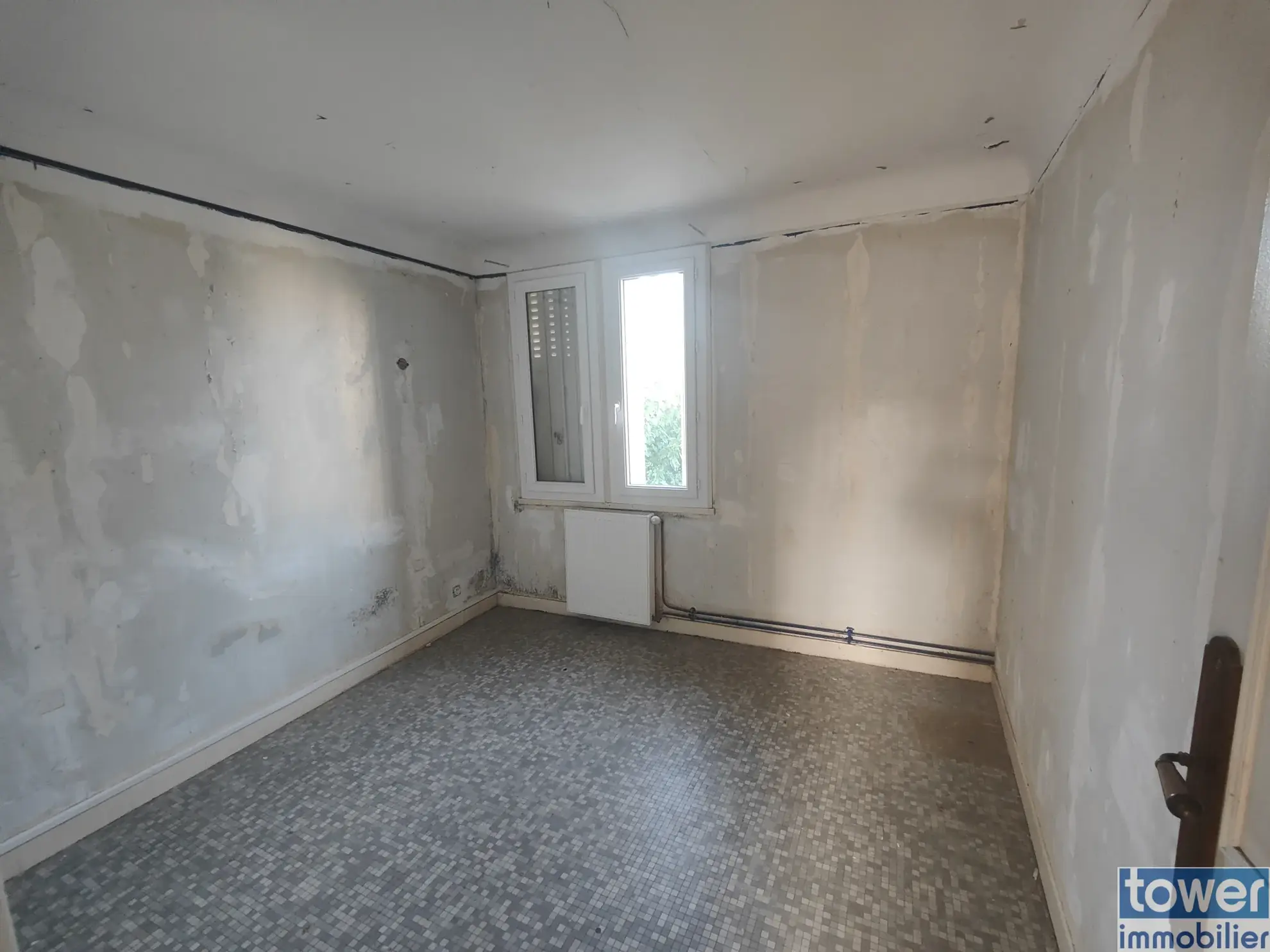 Maison de ville à Issoudun avec 3 chambres, jardin clos et fort potentiel 