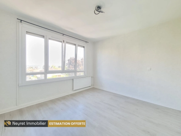 Appartement T4 de 88m² avec balcon et cave à Limas, proximité parc Vermorel 