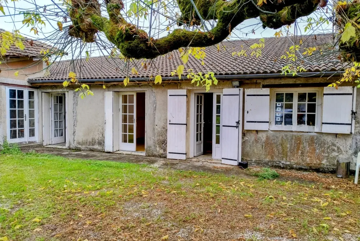Charmante maison de village avec jardin et dépendances à Soussac, Gironde 