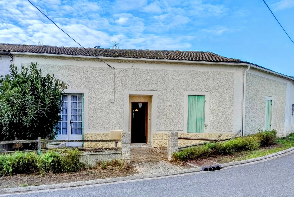 Charmante maison de village avec jardin et dépendances à Soussac, Gironde 