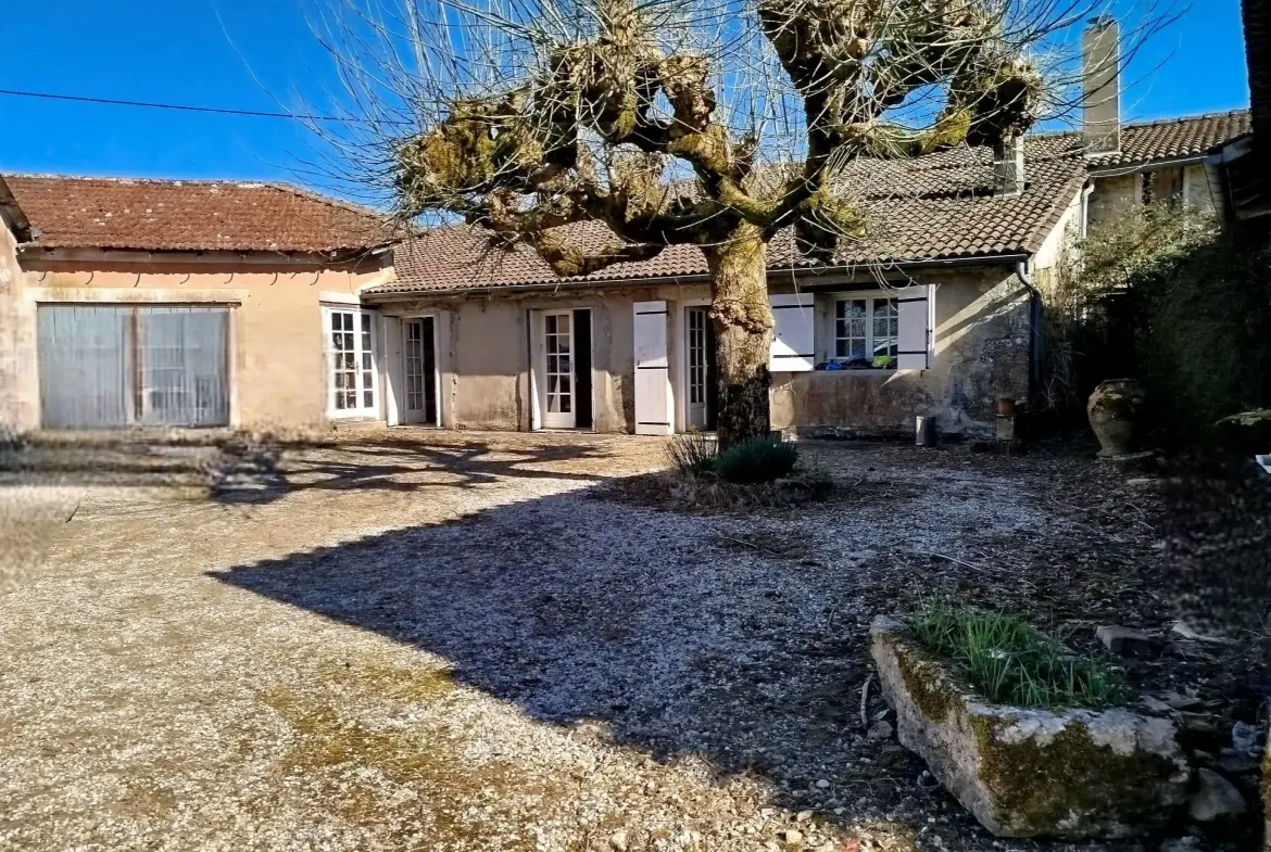 Charmante maison de village avec jardin et dépendances à Soussac, Gironde 
