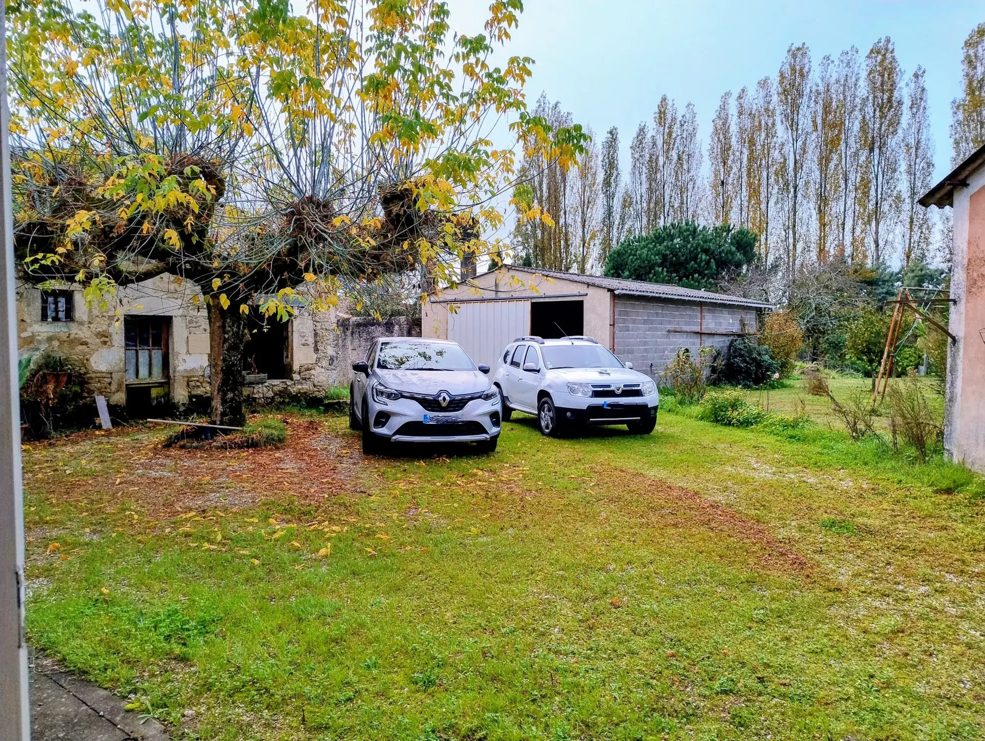 Charmante maison de village avec jardin et dépendances à Soussac, Gironde 