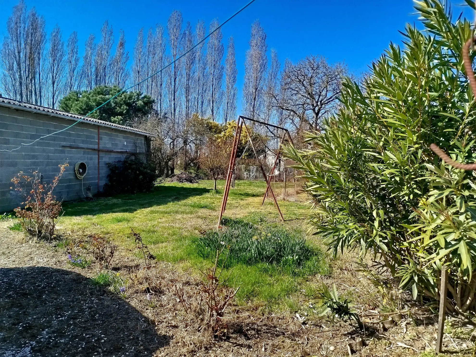 Charmante maison de village avec jardin et dépendances à Soussac, Gironde 