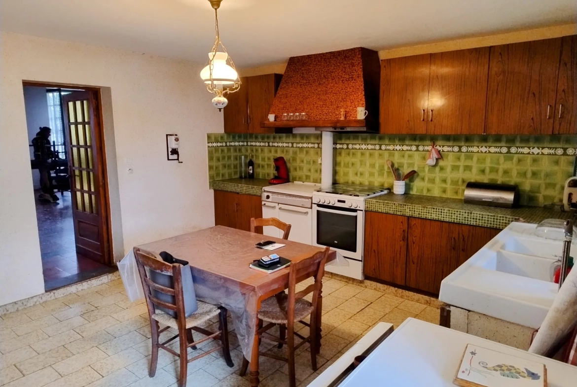 Charmante maison de village avec jardin et dépendances à Soussac, Gironde 